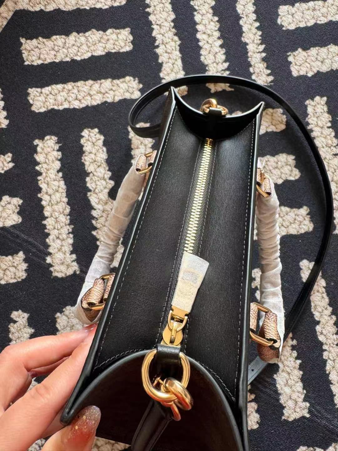 Coach ～纯原Coach蔻驰 CY676 Maggie系列 代购级最新款托特包 老花料搭配牛皮材质