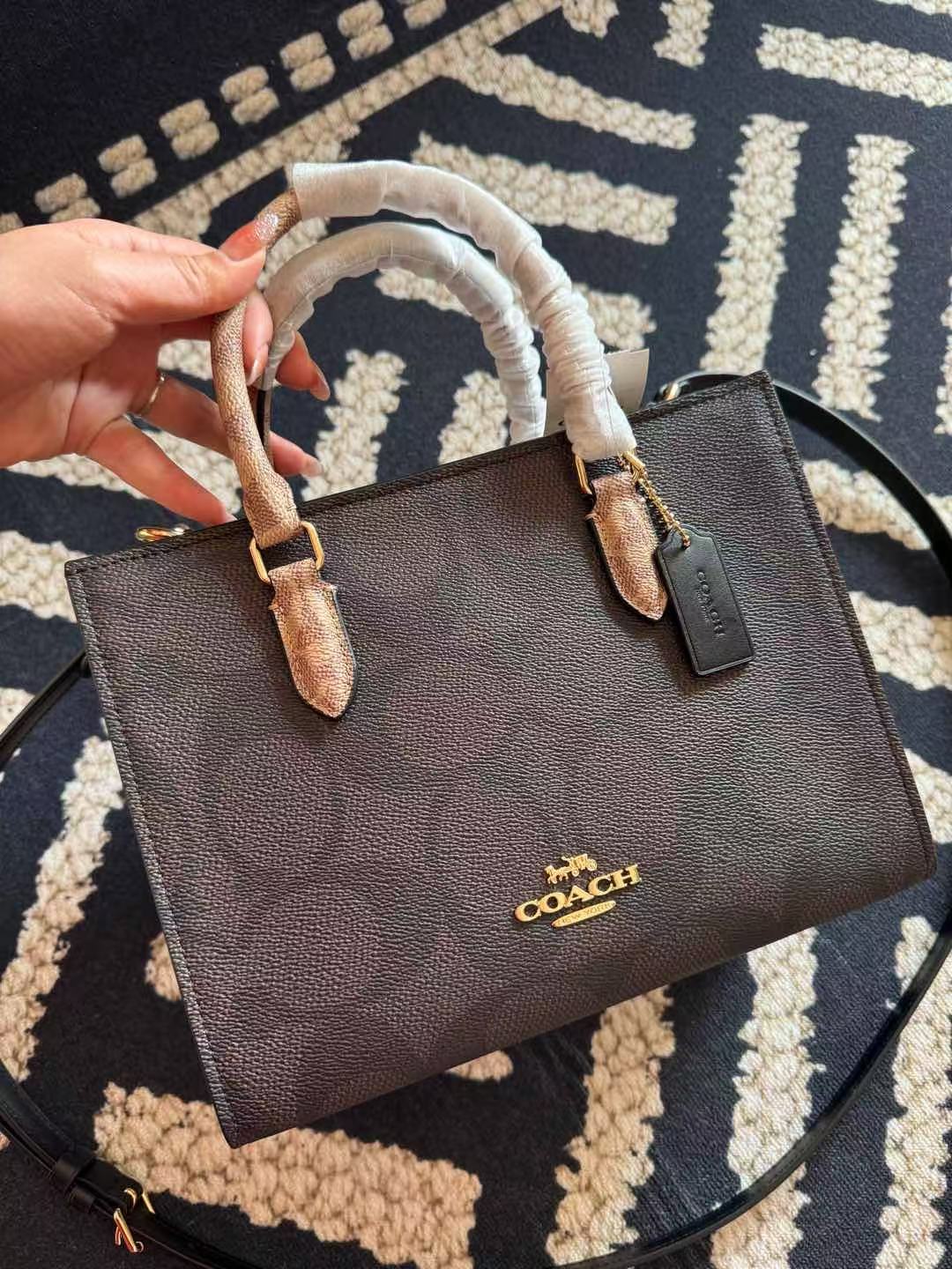 Coach ～纯原Coach蔻驰 CY676 Maggie系列 代购级最新款托特包 老花料搭配牛皮材质