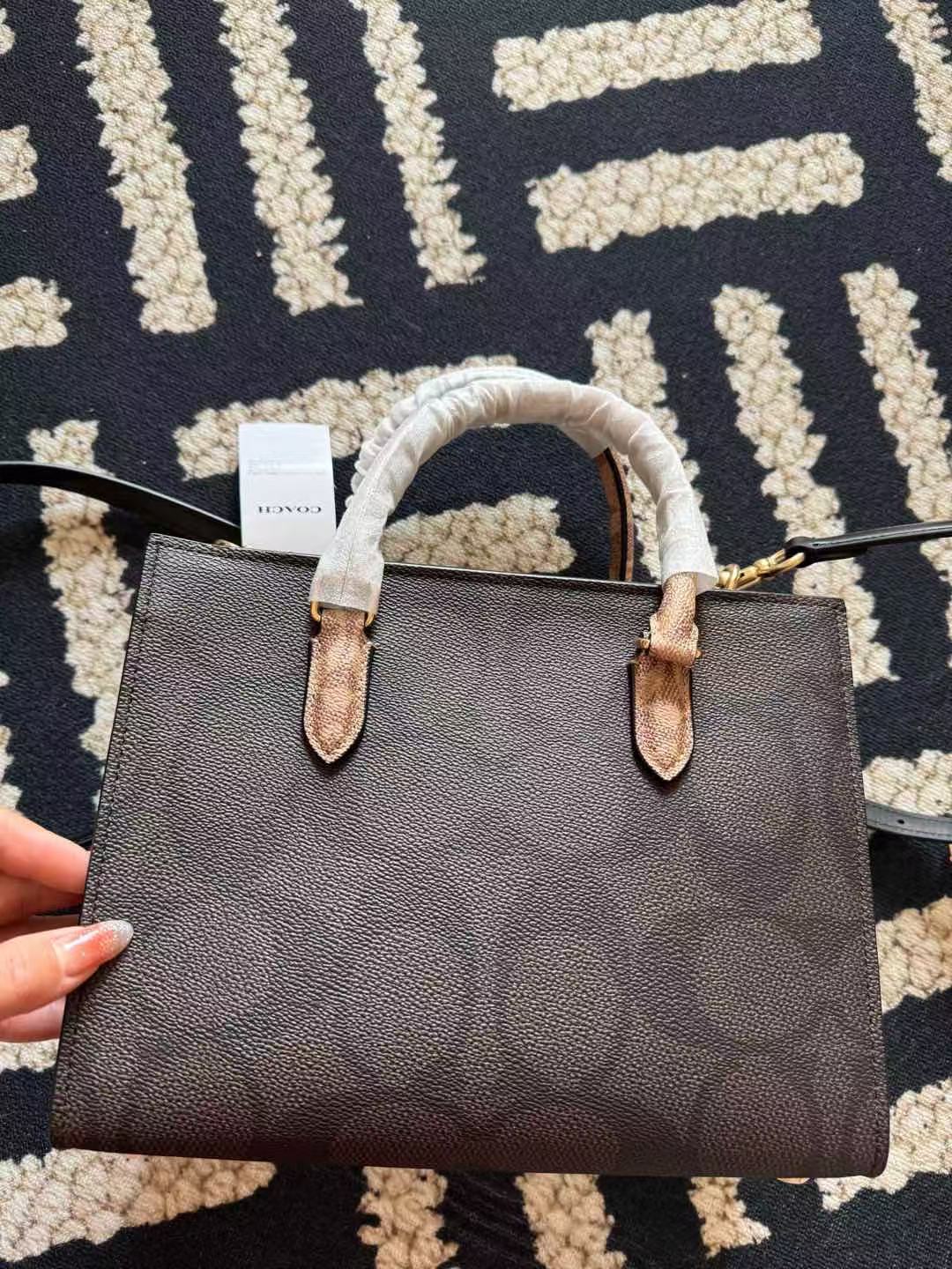 Coach ～纯原Coach蔻驰 CY676 Maggie系列 代购级最新款托特包 老花料搭配牛皮材质