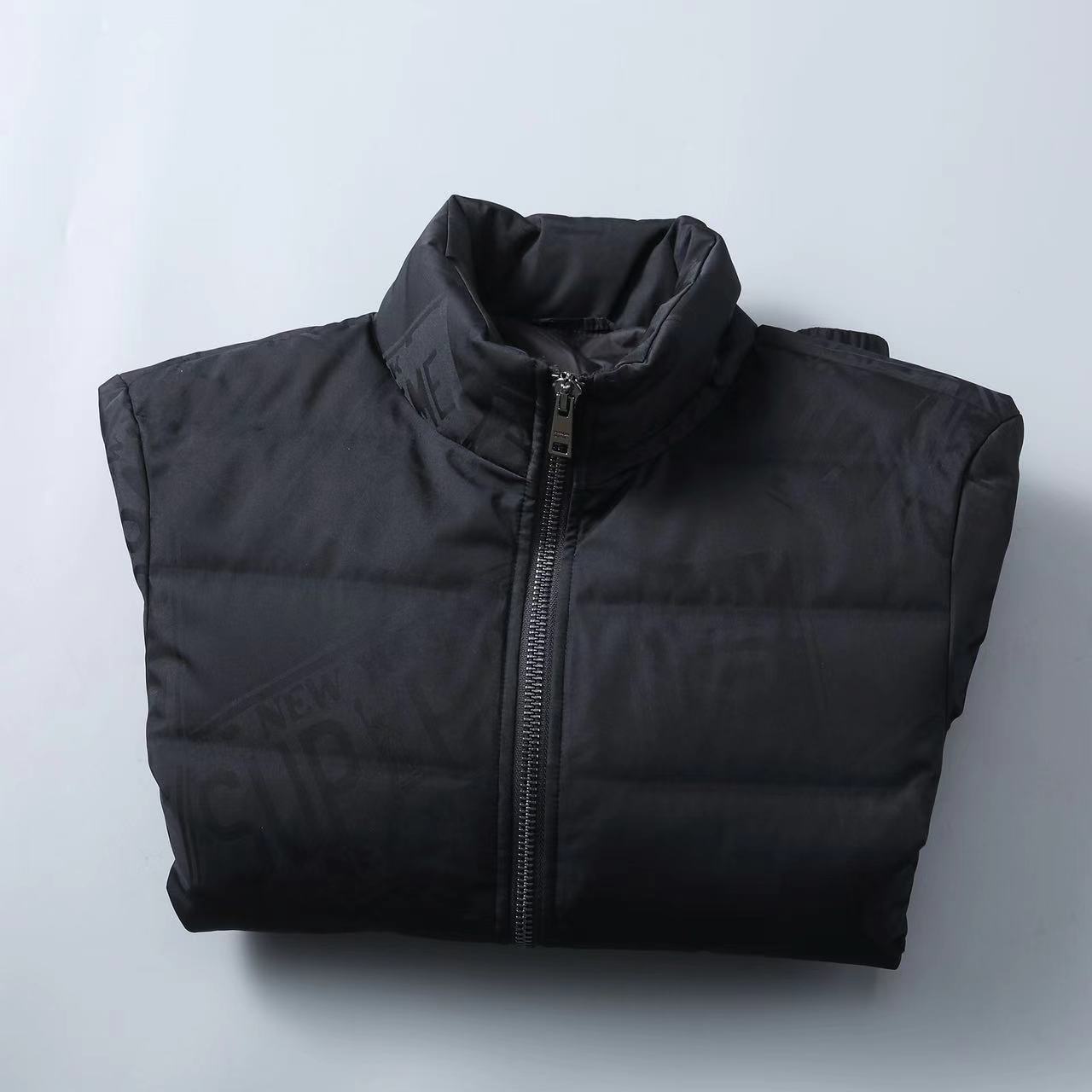 P505【新款上架】PRADA 新款普拉达羽绒服马甲,2024年秋冬最新款 官网同步款 专柜在售 🔥客供进口面料,原厂五金配件 非常柔软 舒适 透气 高端90%白鸭绒 ,保证不钻绒 款式时尚简洁大气百搭。年龄层次不限 面料柔软舒适 凸显质感 上身效果帅到没朋友! 码数:48 50 52 54 56(M~3XL)