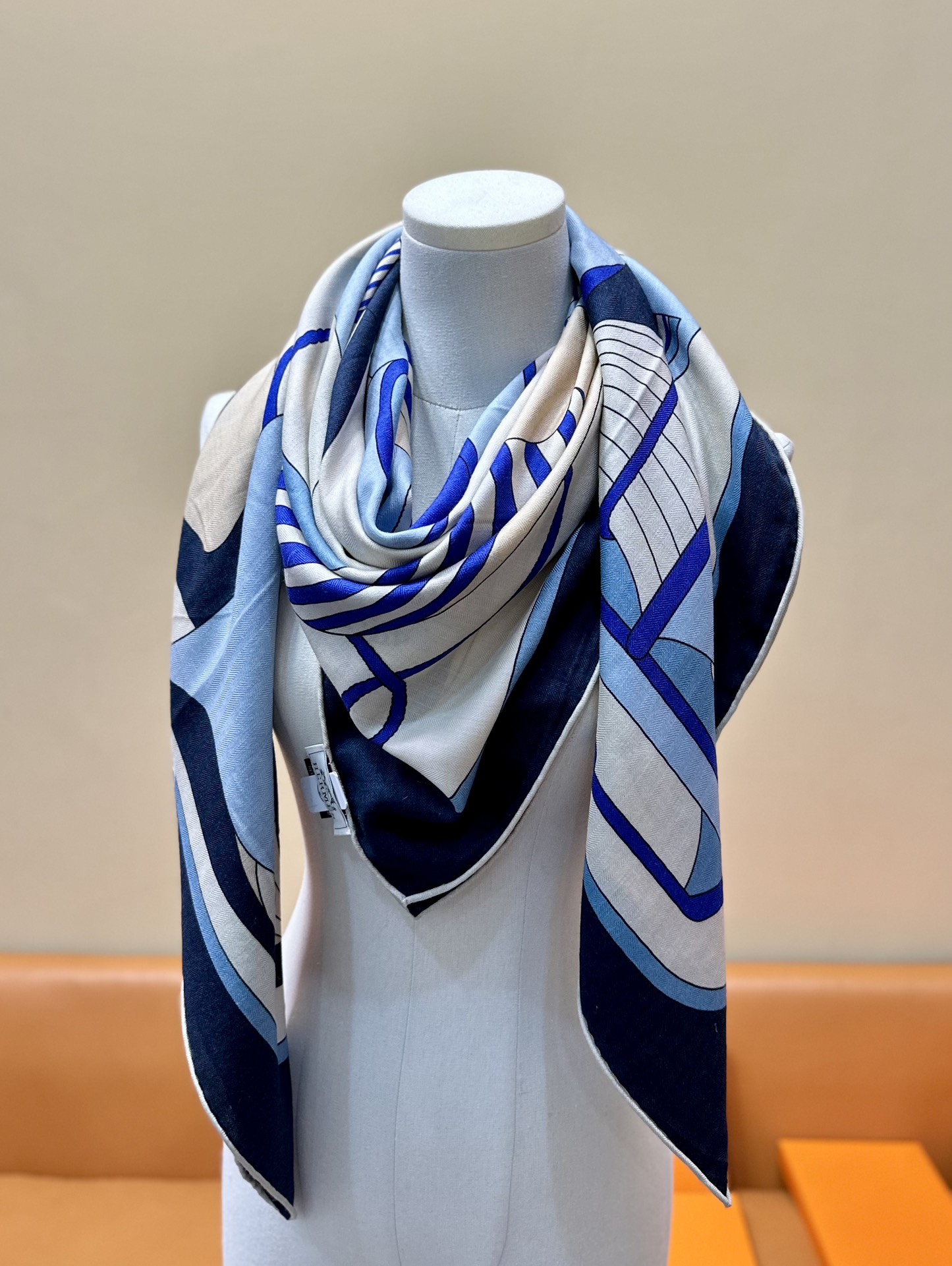 Écharpe de Luxe en Laine et Soie, Bords Roulés à la Main, Motifs Géométriques