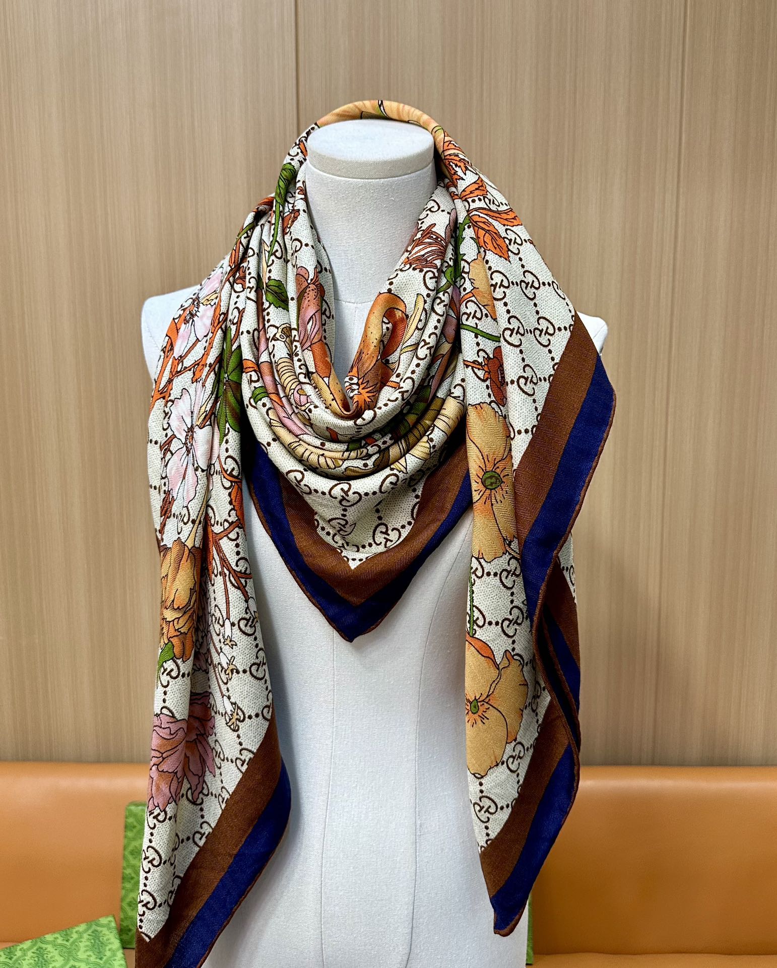 GG家 “花卉印花”140披肩丨本季最美🐎 size:140*140cm 70%山羊绒，30%桑蚕丝GG