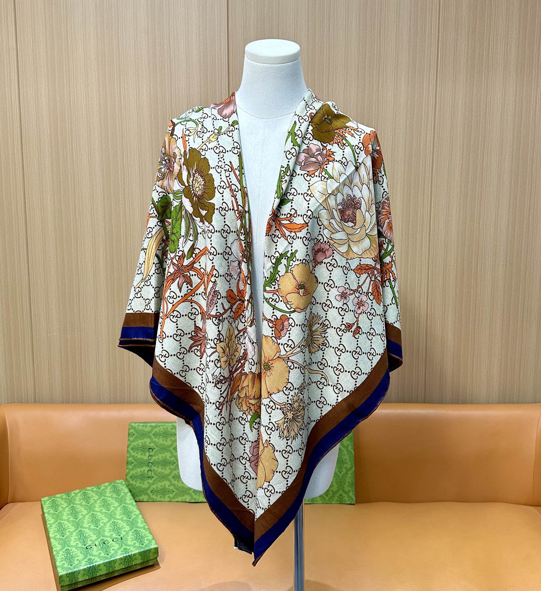 GG家 “花卉印花”140披肩丨本季最美🐎 size:140*140cm 70%山羊绒，30%桑蚕丝GG