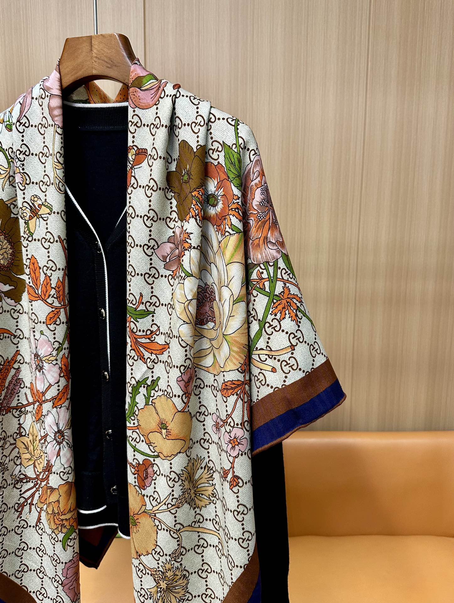 GG家 “花卉印花”140披肩丨本季最美🐎 size:140*140cm 70%山羊绒，30%桑蚕丝GG