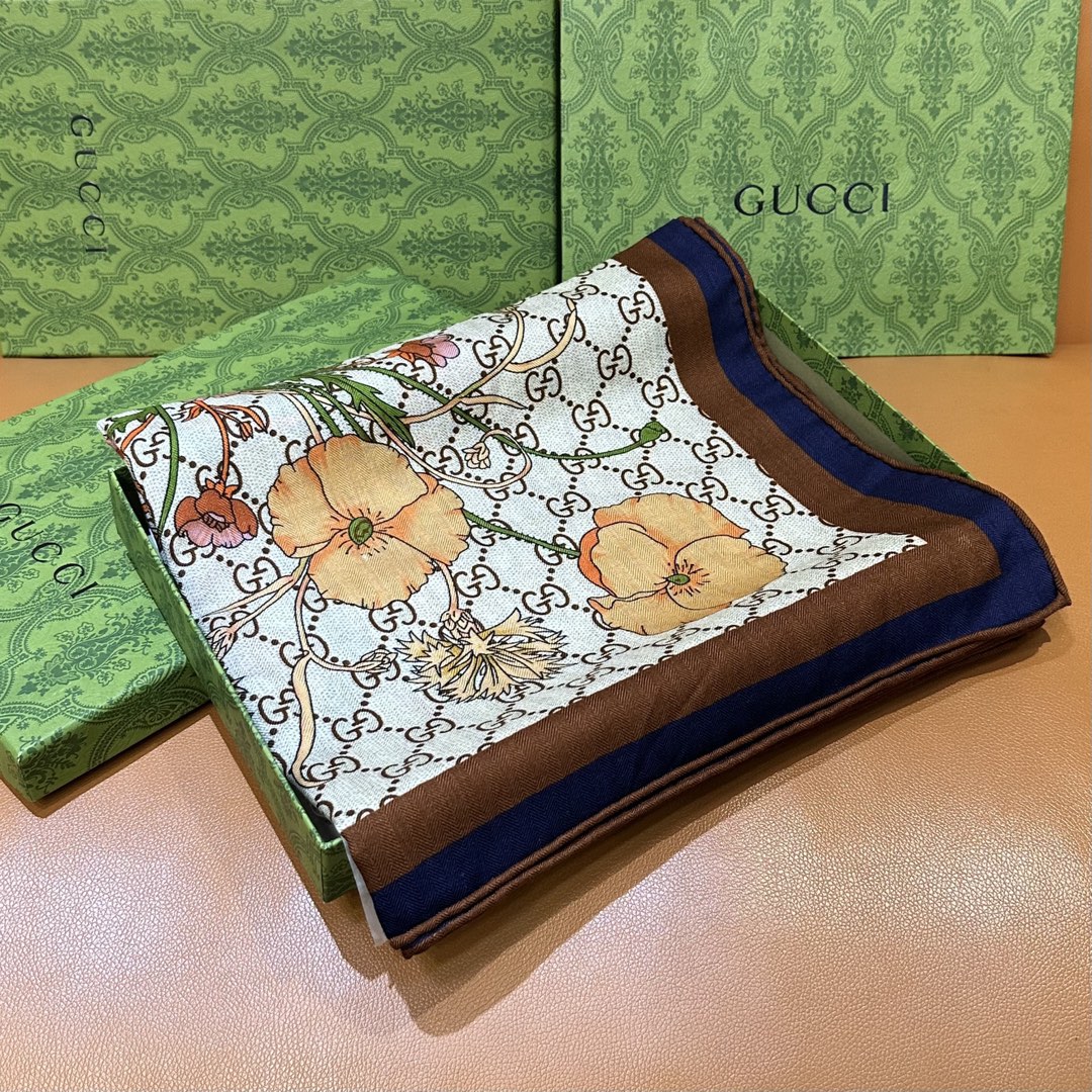 GG家 “花卉印花”140披肩丨本季最美🐎 size:140*140cm 70%山羊绒，30%桑蚕丝GG