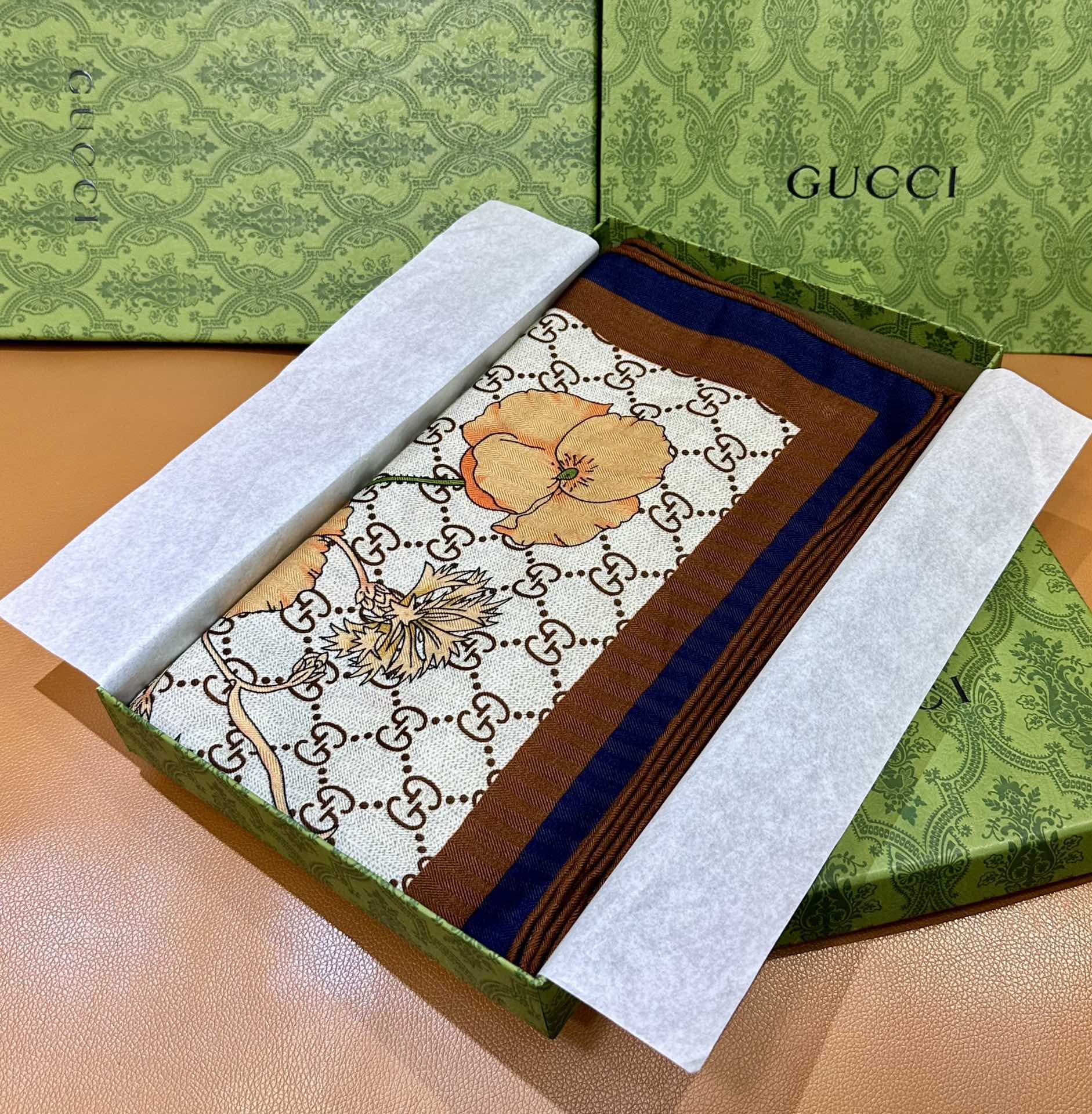 GG家 “花卉印花”140披肩丨本季最美🐎 size:140*140cm 70%山羊绒，30%桑蚕丝GG