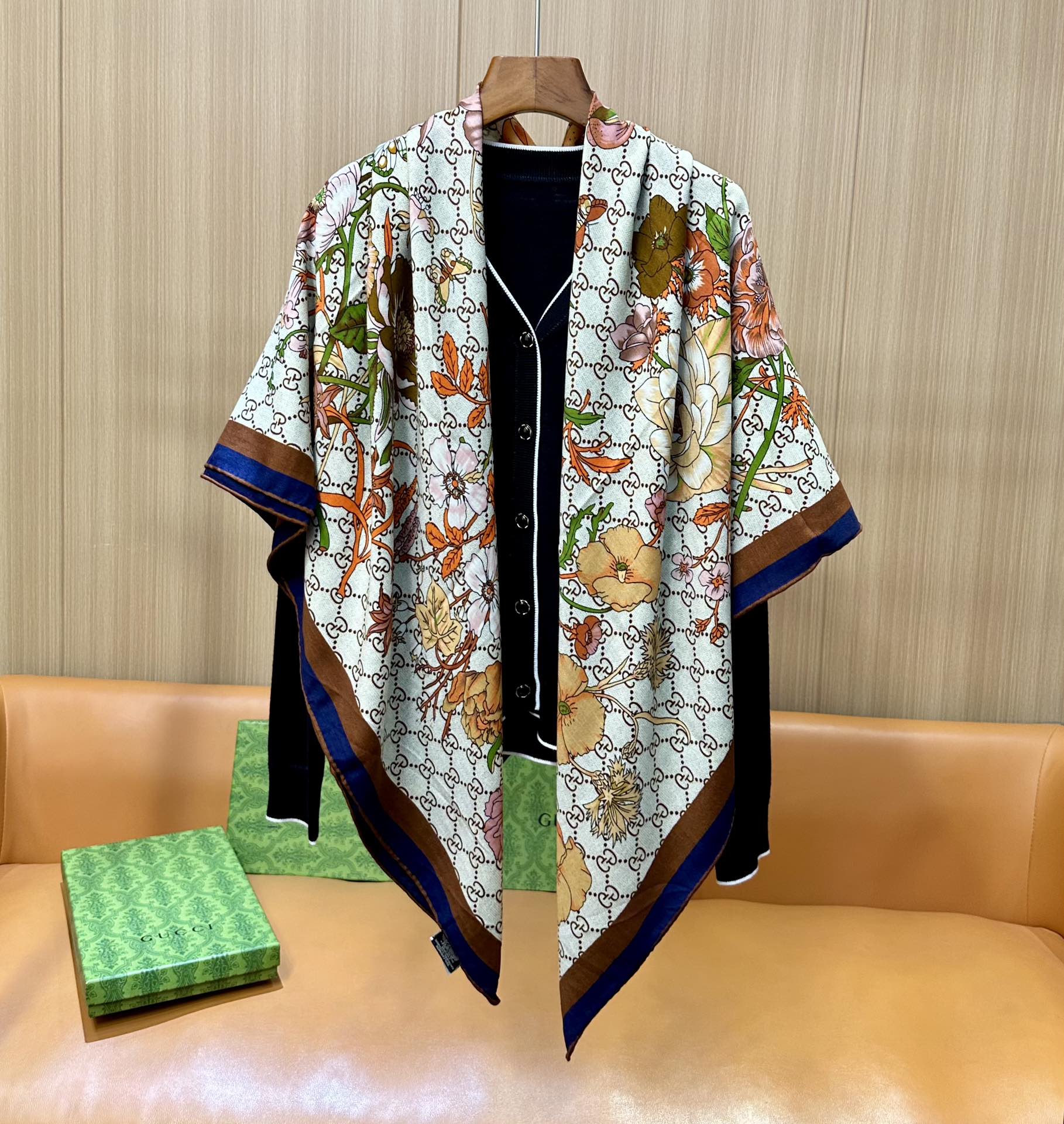 GG家 “花卉印花”140披肩丨本季最美🐎 size:140*140cm 70%山羊绒，30%桑蚕丝GG
