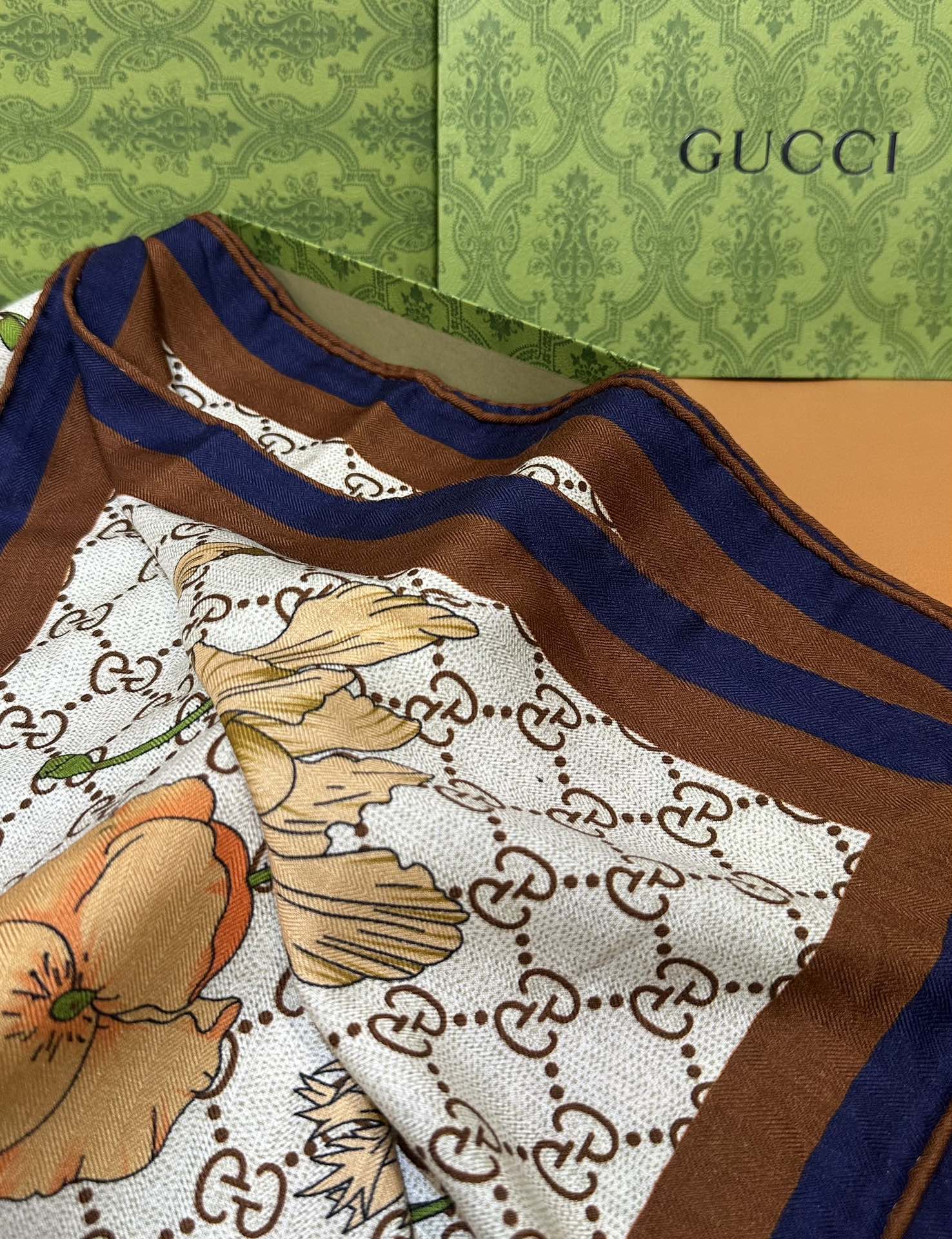 GG家 “花卉印花”140披肩丨本季最美🐎 size:140*140cm 70%山羊绒，30%桑蚕丝GG