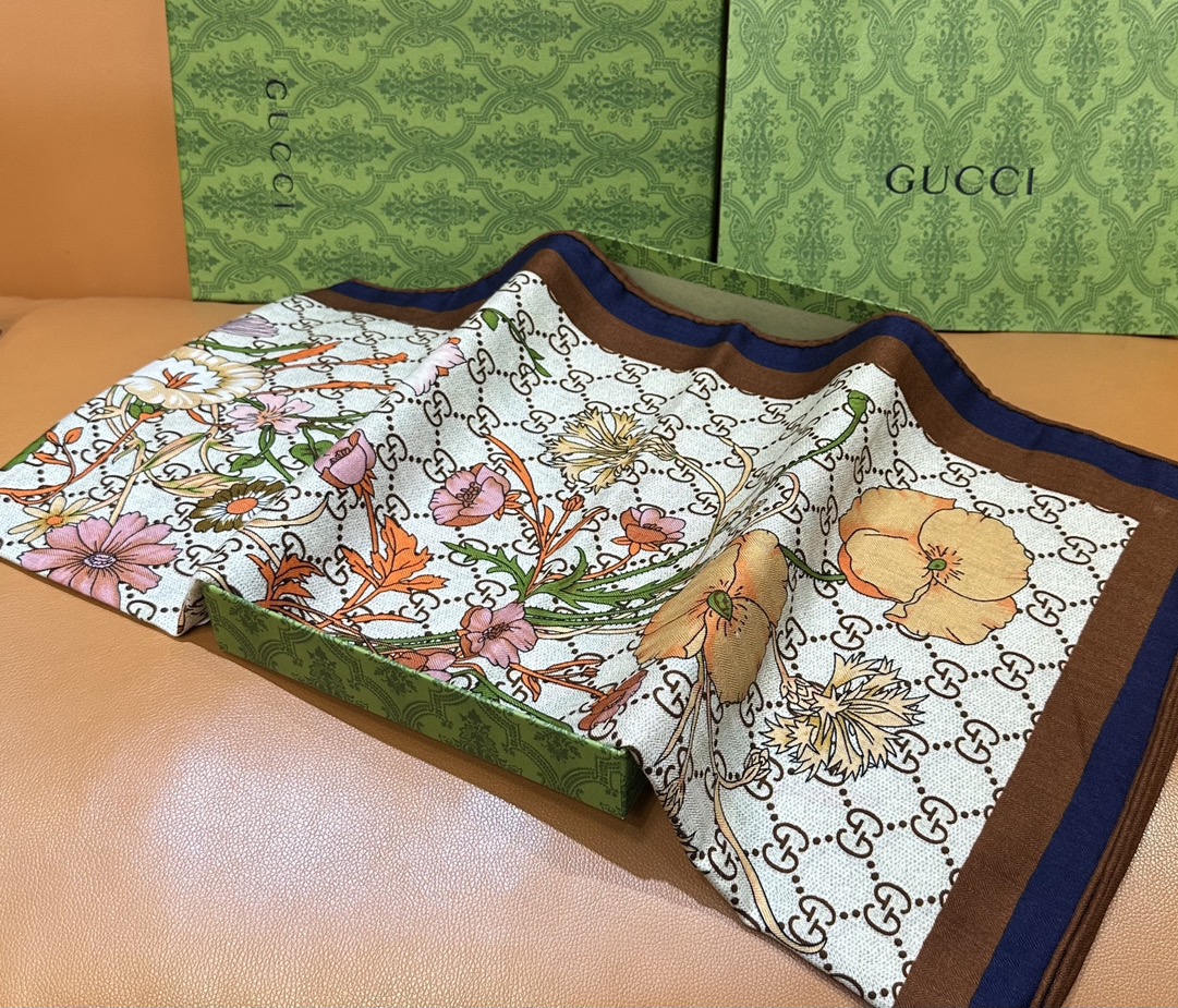 GG家 “花卉印花”140披肩丨本季最美🐎 size:140*140cm 70%山羊绒，30%桑蚕丝GG