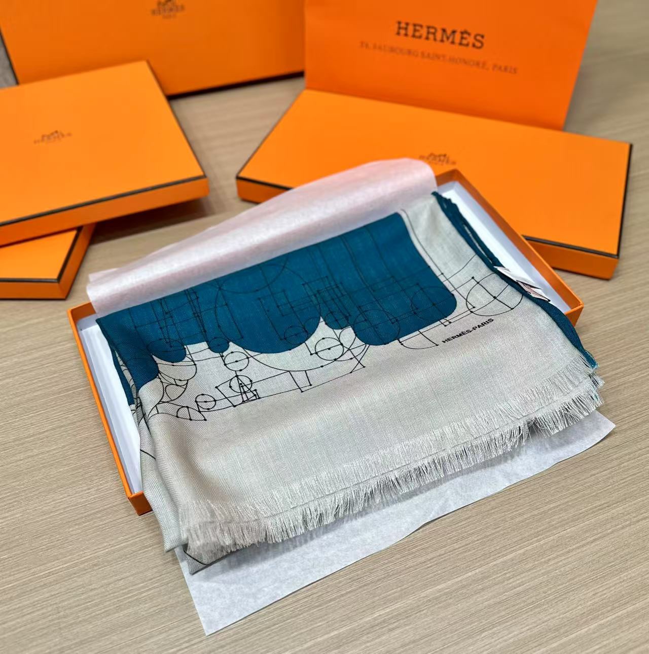 爱马家 高端系列
爆款警告⚠️ 
夏季防晒 首选 轻薄透气
马家出手，尽是精品 
没人能抗拒这种简单款式