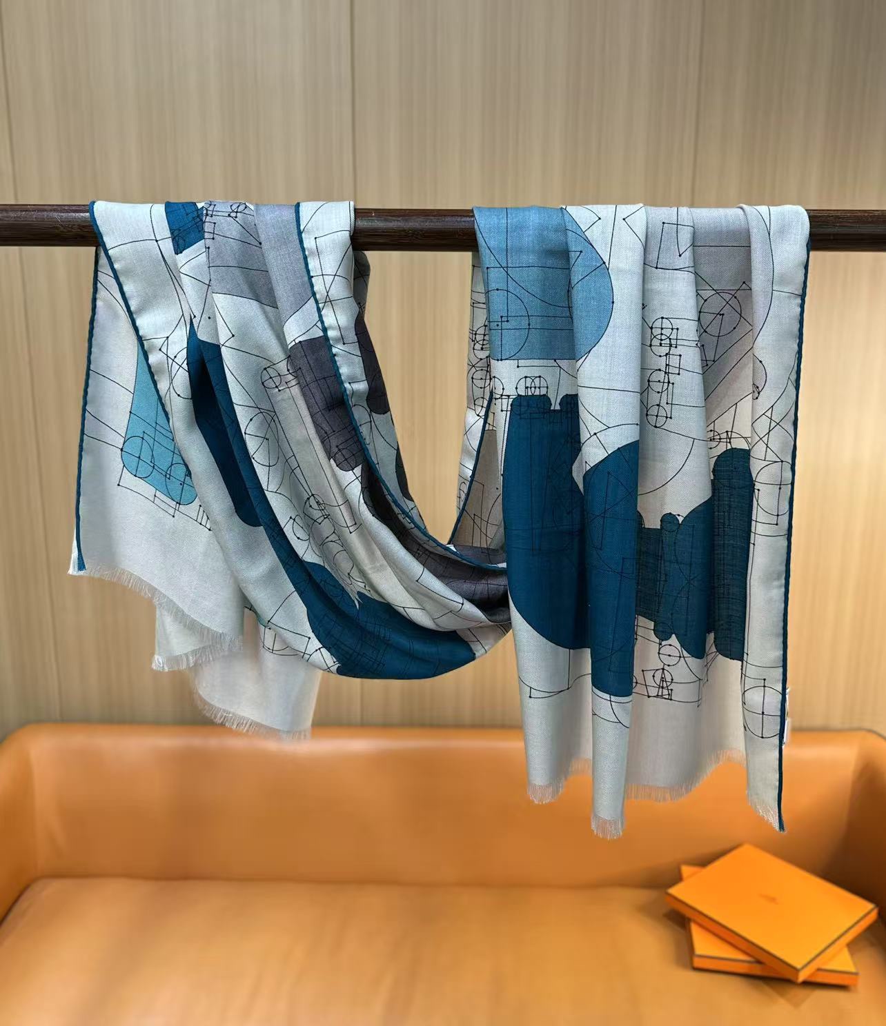 爱马家 高端系列
爆款警告⚠️ 
夏季防晒 首选 轻薄透气
马家出手，尽是精品 
没人能抗拒这种简单款式