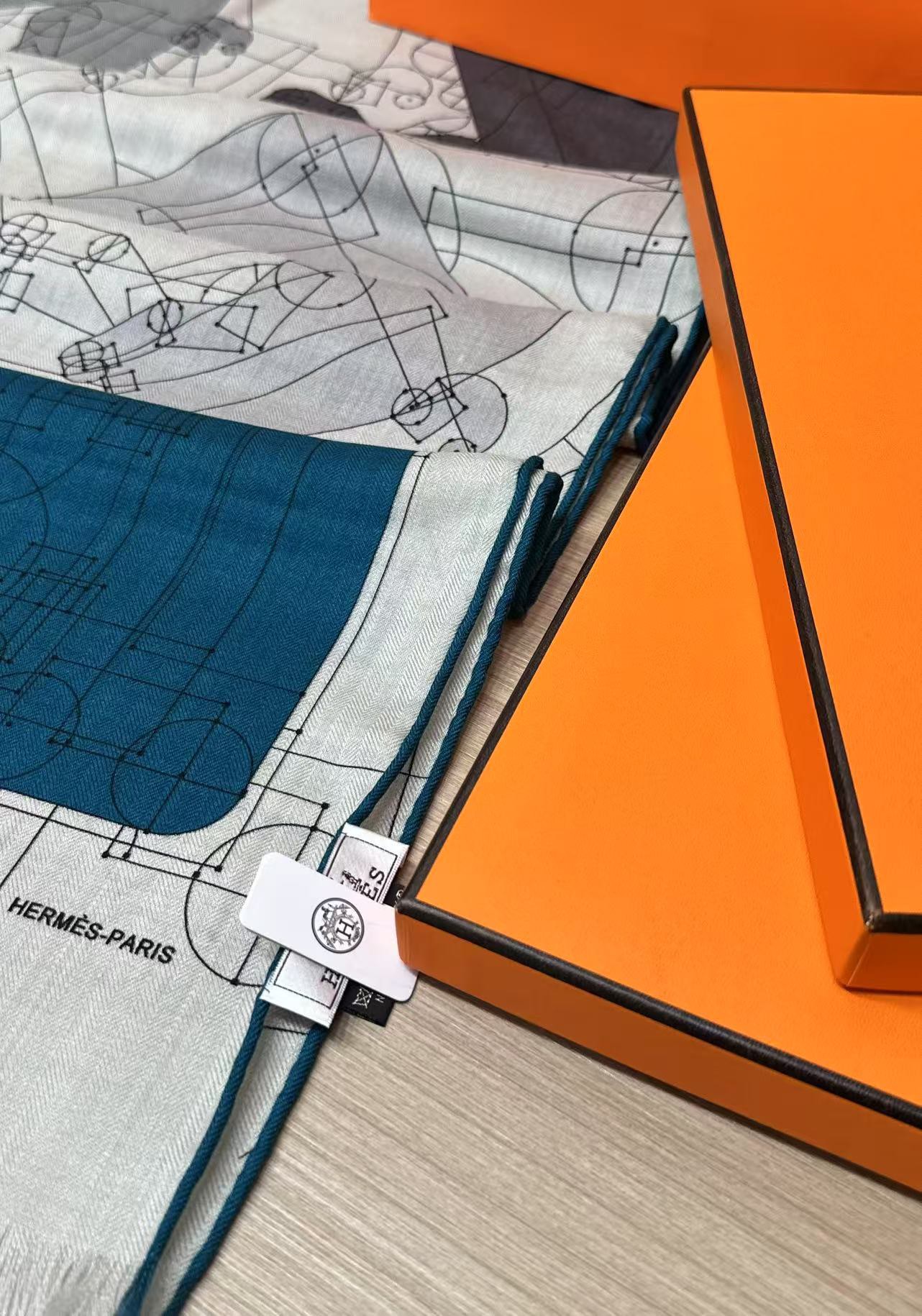 爱马家 高端系列
爆款警告⚠️ 
夏季防晒 首选 轻薄透气
马家出手，尽是精品 
没人能抗拒这种简单款式