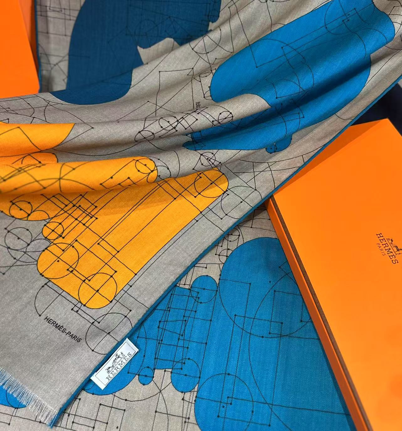 爱马家 高端系列
爆款警告⚠️ 
夏季防晒 首选 轻薄透气
马家出手，尽是精品 
没人能抗拒这种简单款式