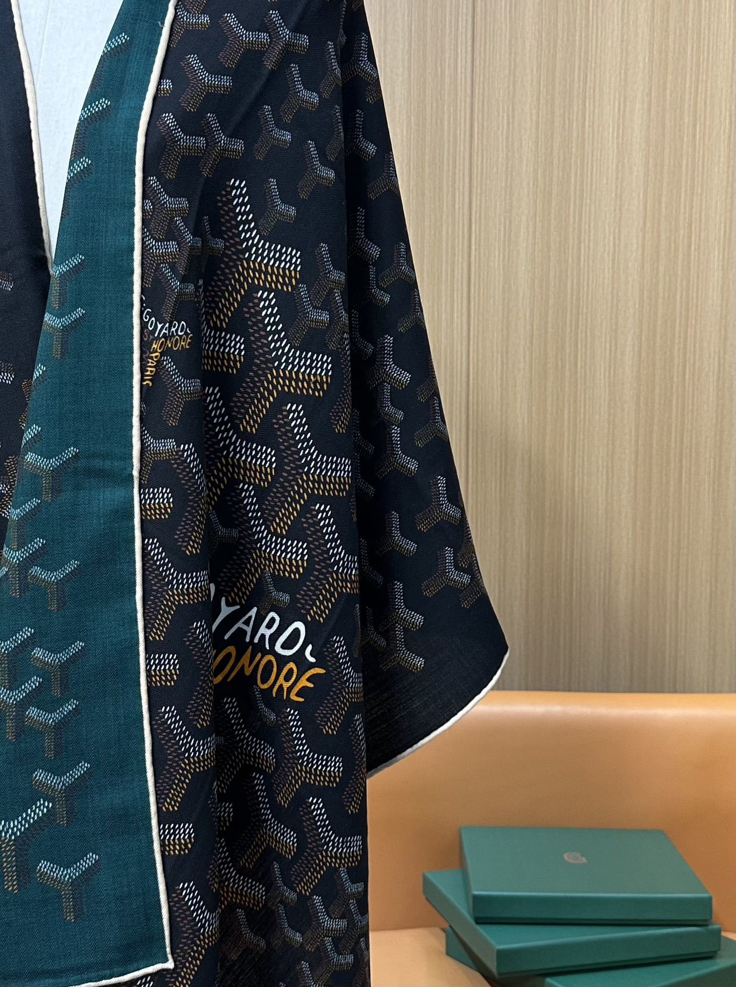 【戈雅】新品 【双层双面两色丝绒长巾 】春季 随意切换造型 小巧又不失优雅的款式 高级时尚又不会过于张扬