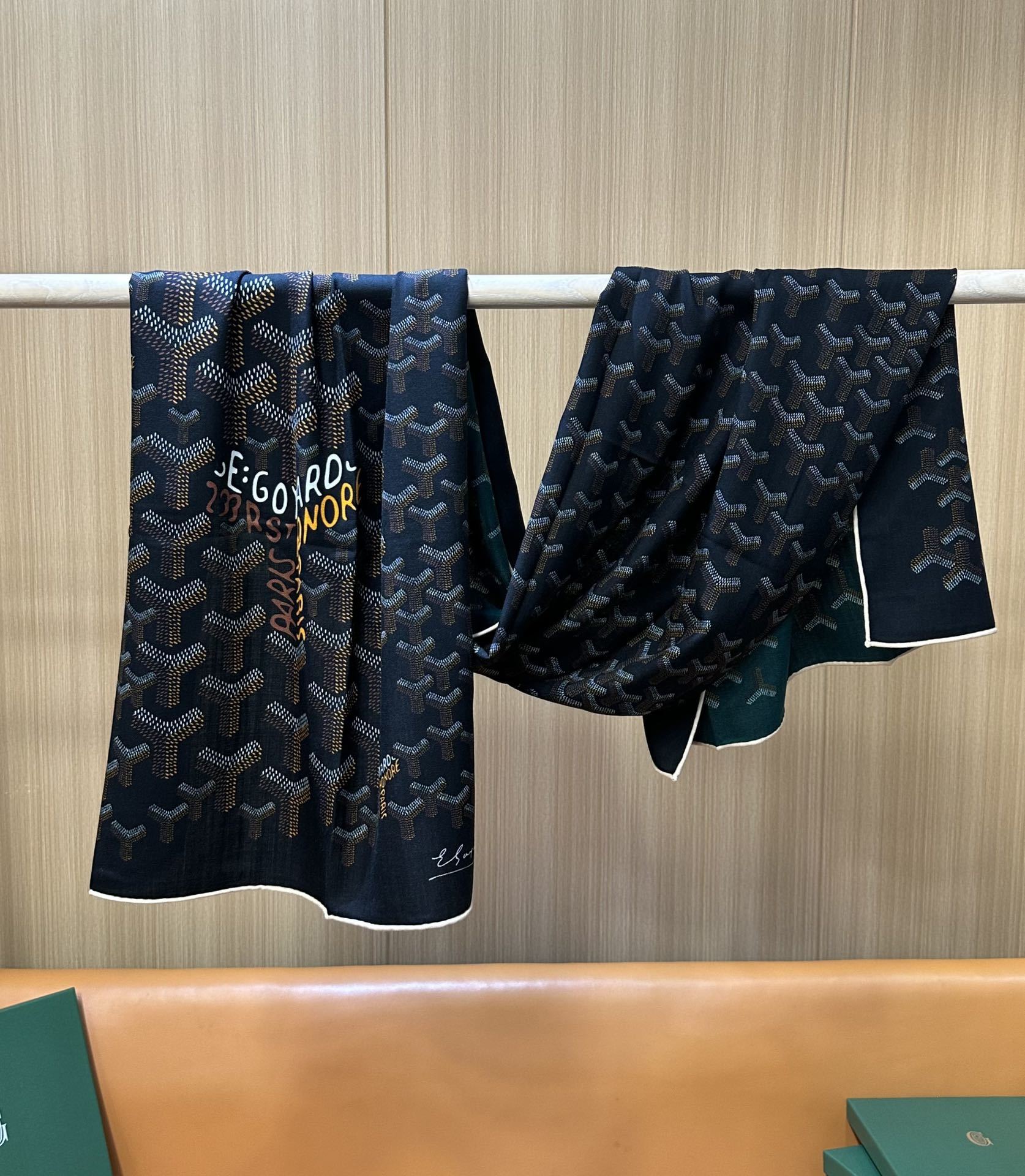 【戈雅】新品 【双层双面两色丝绒长巾 】春季 随意切换造型 小巧又不失优雅的款式 高级时尚又不会过于张扬