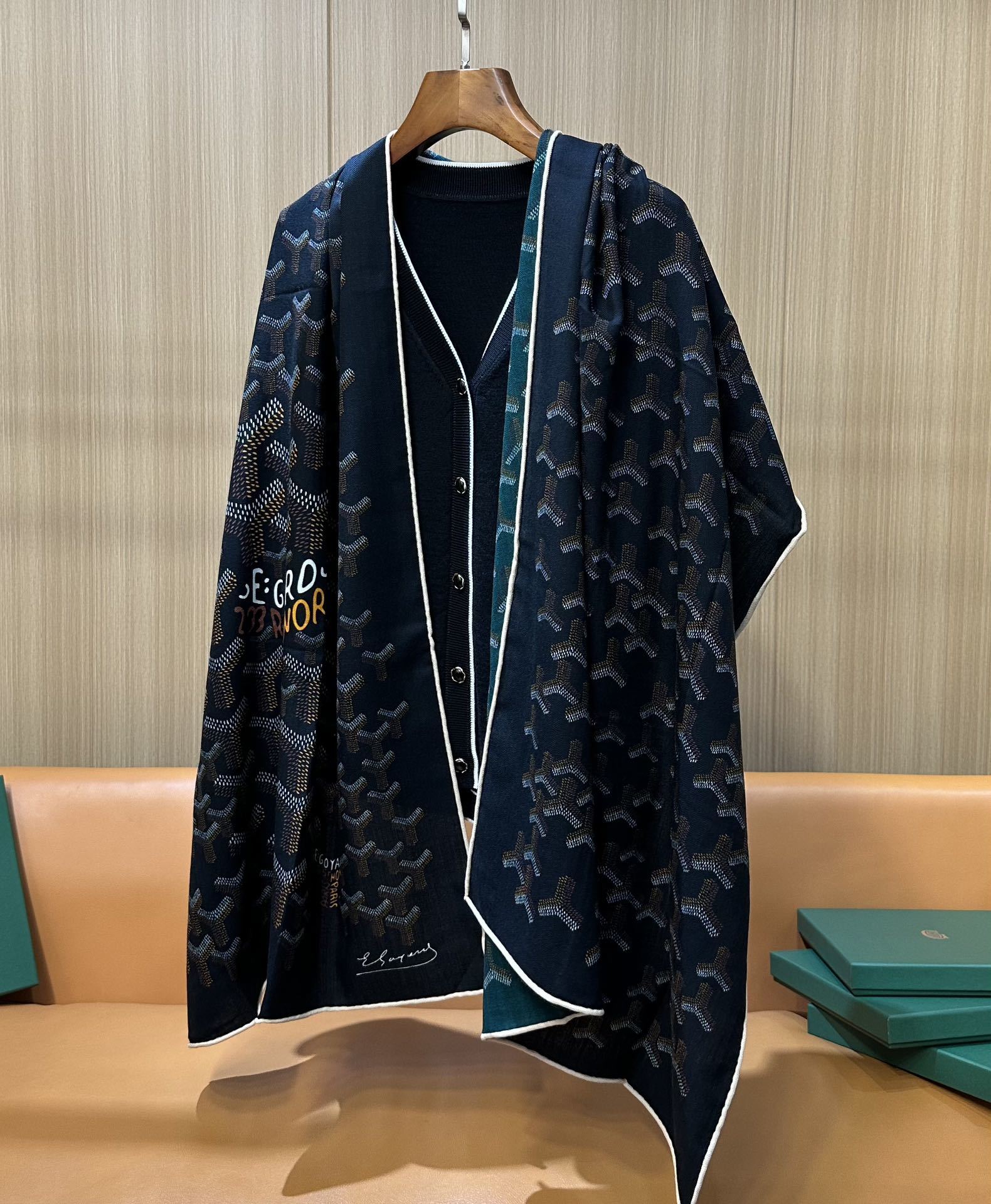 【戈雅】新品 【双层双面两色丝绒长巾 】春季 随意切换造型 小巧又不失优雅的款式 高级时尚又不会过于张扬