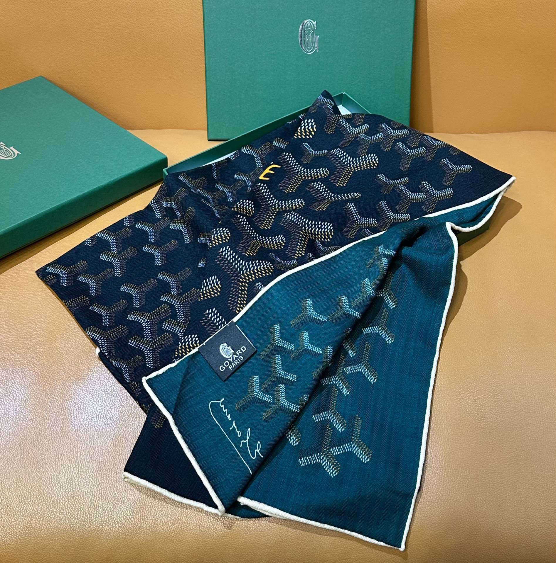 【戈雅】新品 【双层双面两色丝绒长巾 】春季 随意切换造型 小巧又不失优雅的款式 高级时尚又不会过于张扬