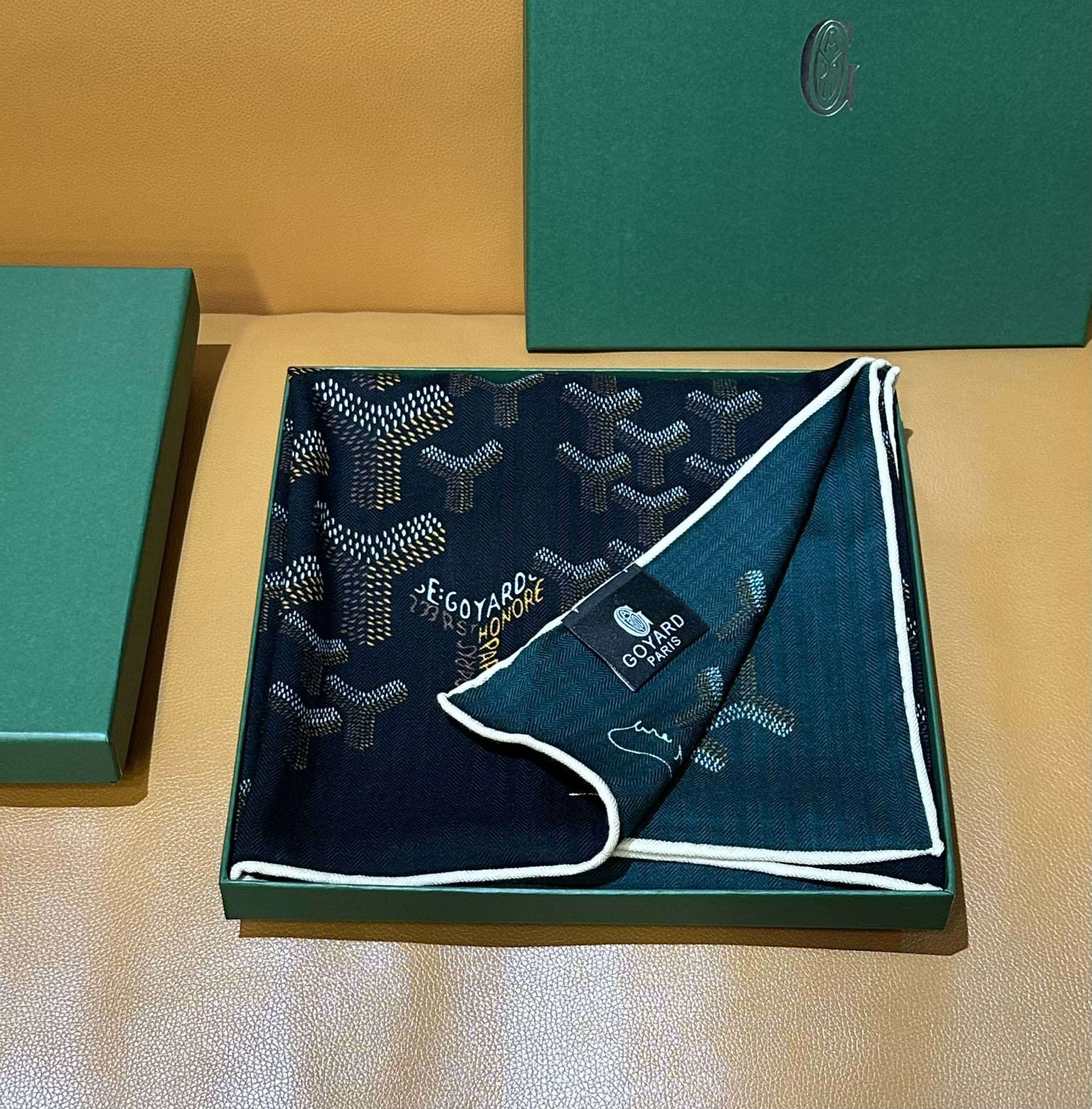 【戈雅】新品 【双层双面两色丝绒长巾 】春季 随意切换造型 小巧又不失优雅的款式 高级时尚又不会过于张扬