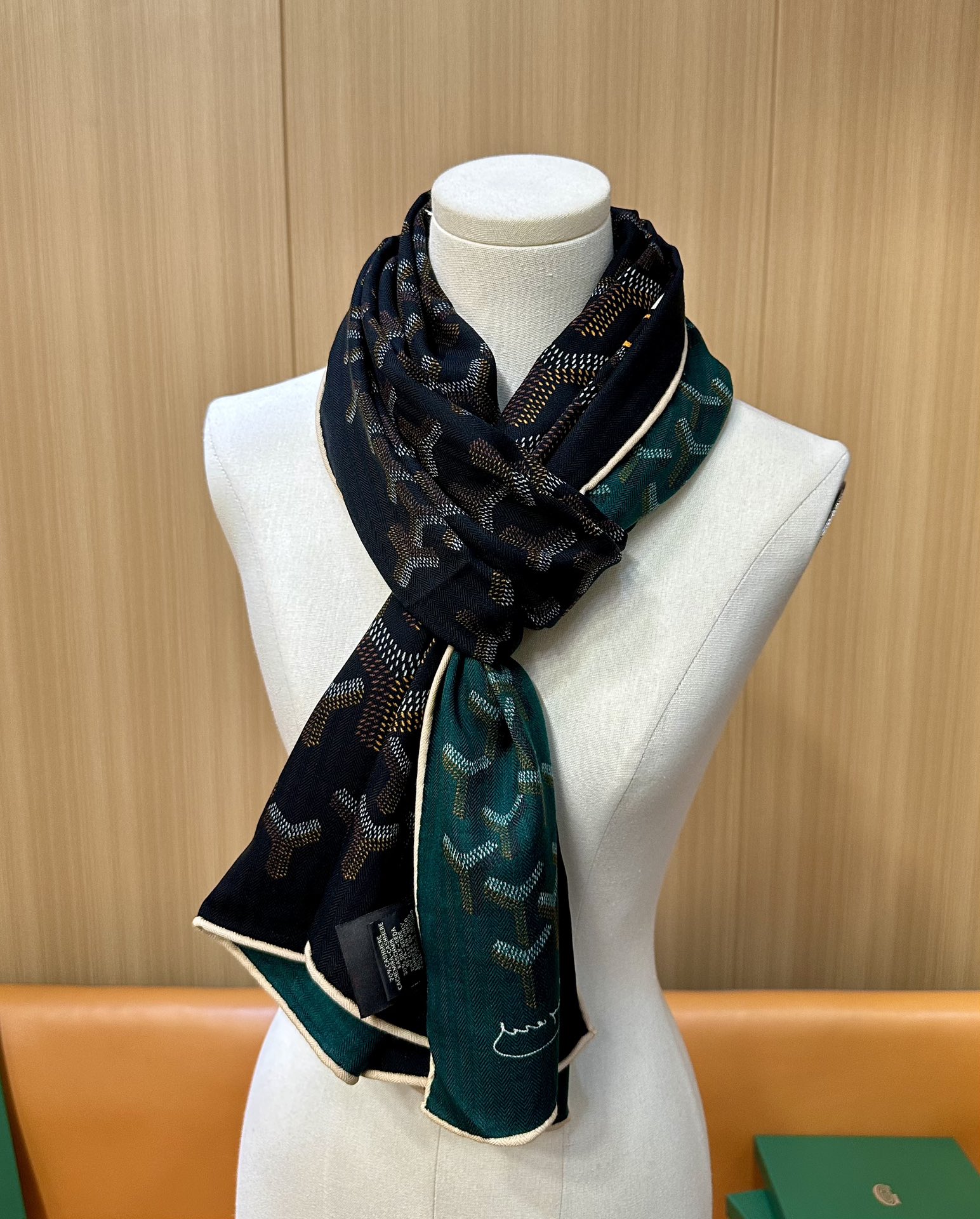 【戈雅】新品 【双层双面两色丝绒长巾 】春季 随意切换造型 小巧又不失优雅的款式 高级时尚又不会过于张扬