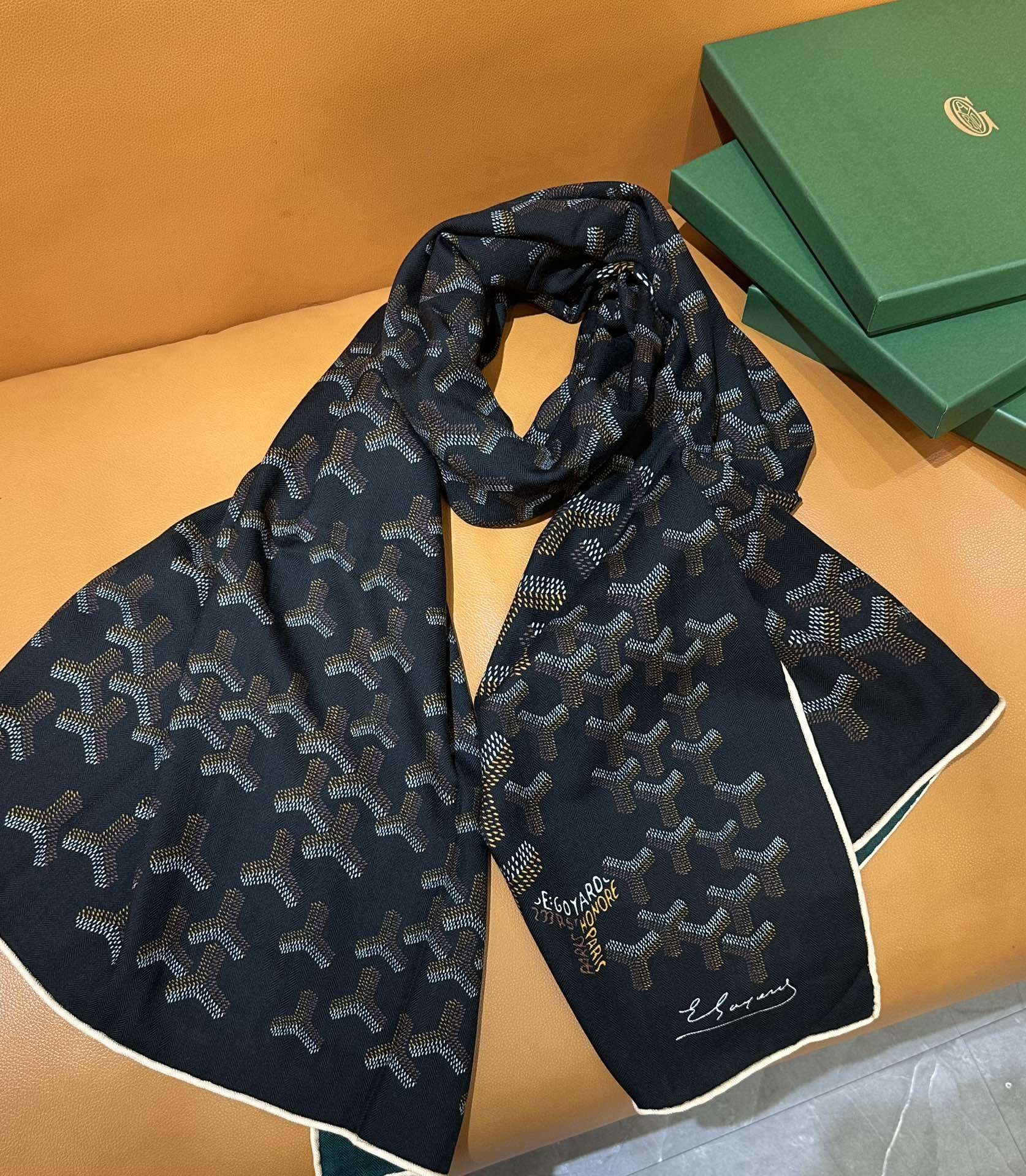 【戈雅】新品 【双层双面两色丝绒长巾 】春季 随意切换造型 小巧又不失优雅的款式 高级时尚又不会过于张扬