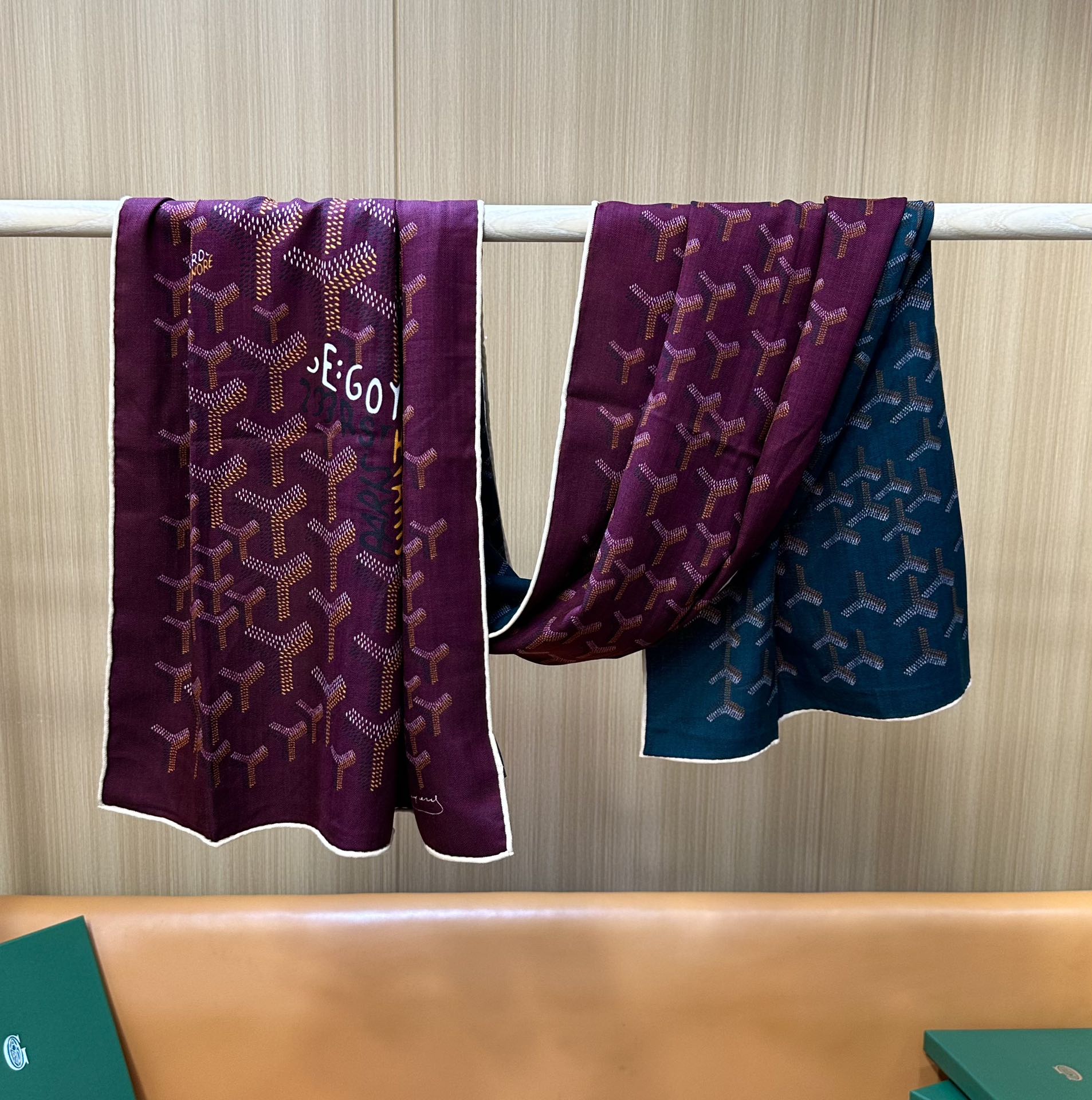 【戈雅】新品 【双层双面两色丝绒长巾 】春季 随意切换造型 小巧又不失优雅的款式 高级时尚又不会过于张扬