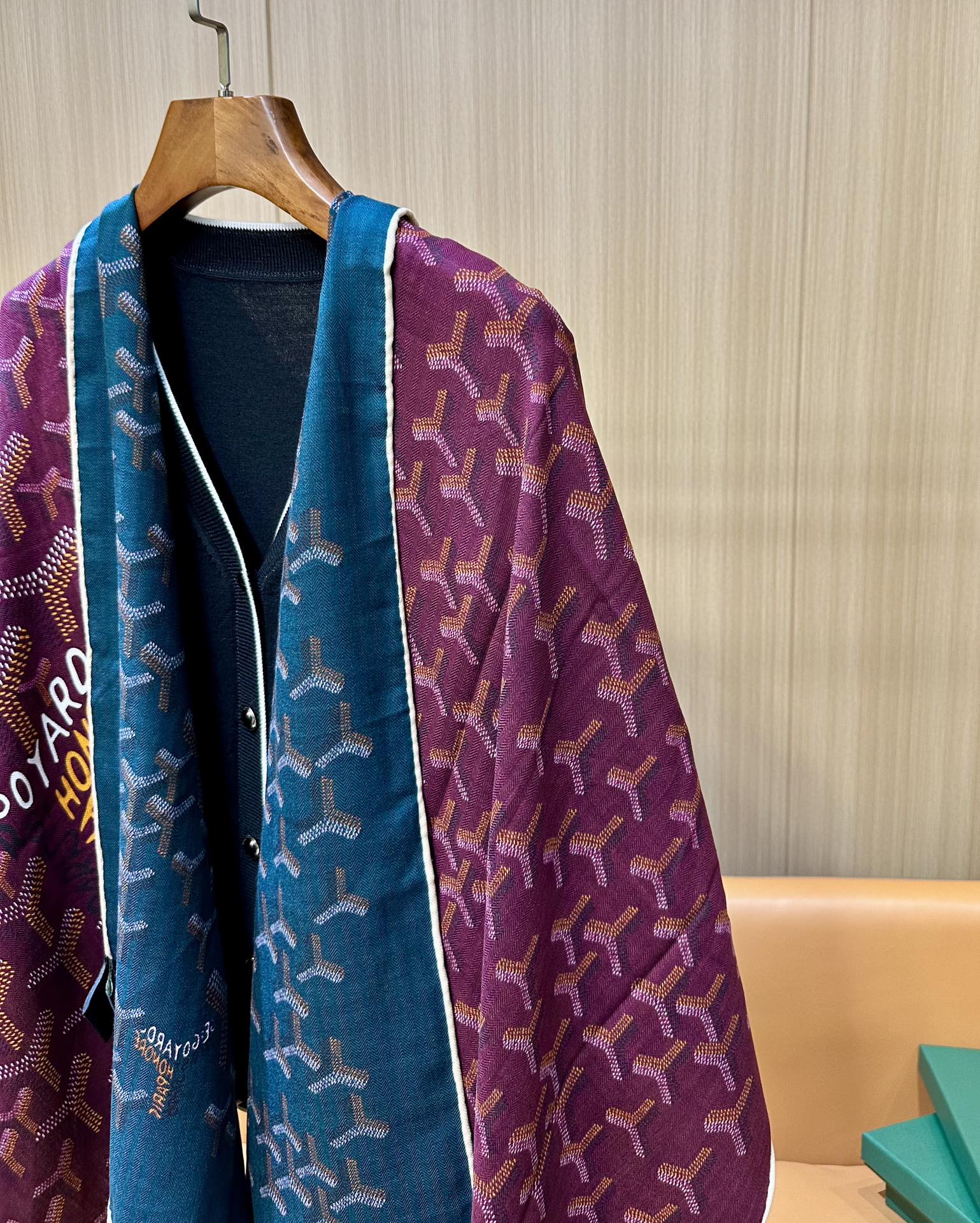 【戈雅】新品 【双层双面两色丝绒长巾 】春季 随意切换造型 小巧又不失优雅的款式 高级时尚又不会过于张扬