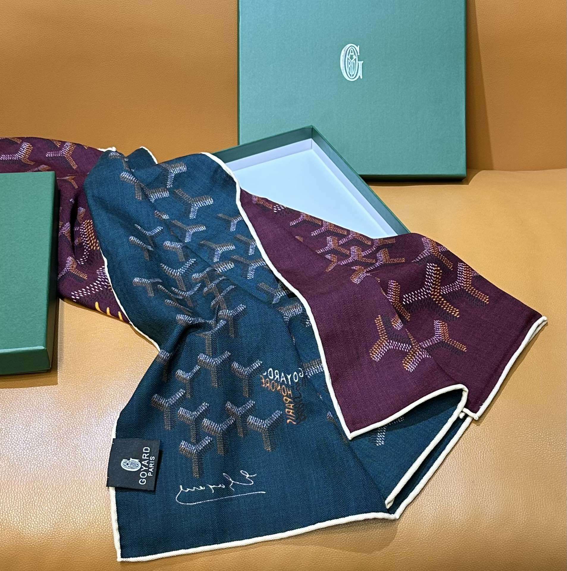 【戈雅】新品 【双层双面两色丝绒长巾 】春季 随意切换造型 小巧又不失优雅的款式 高级时尚又不会过于张扬