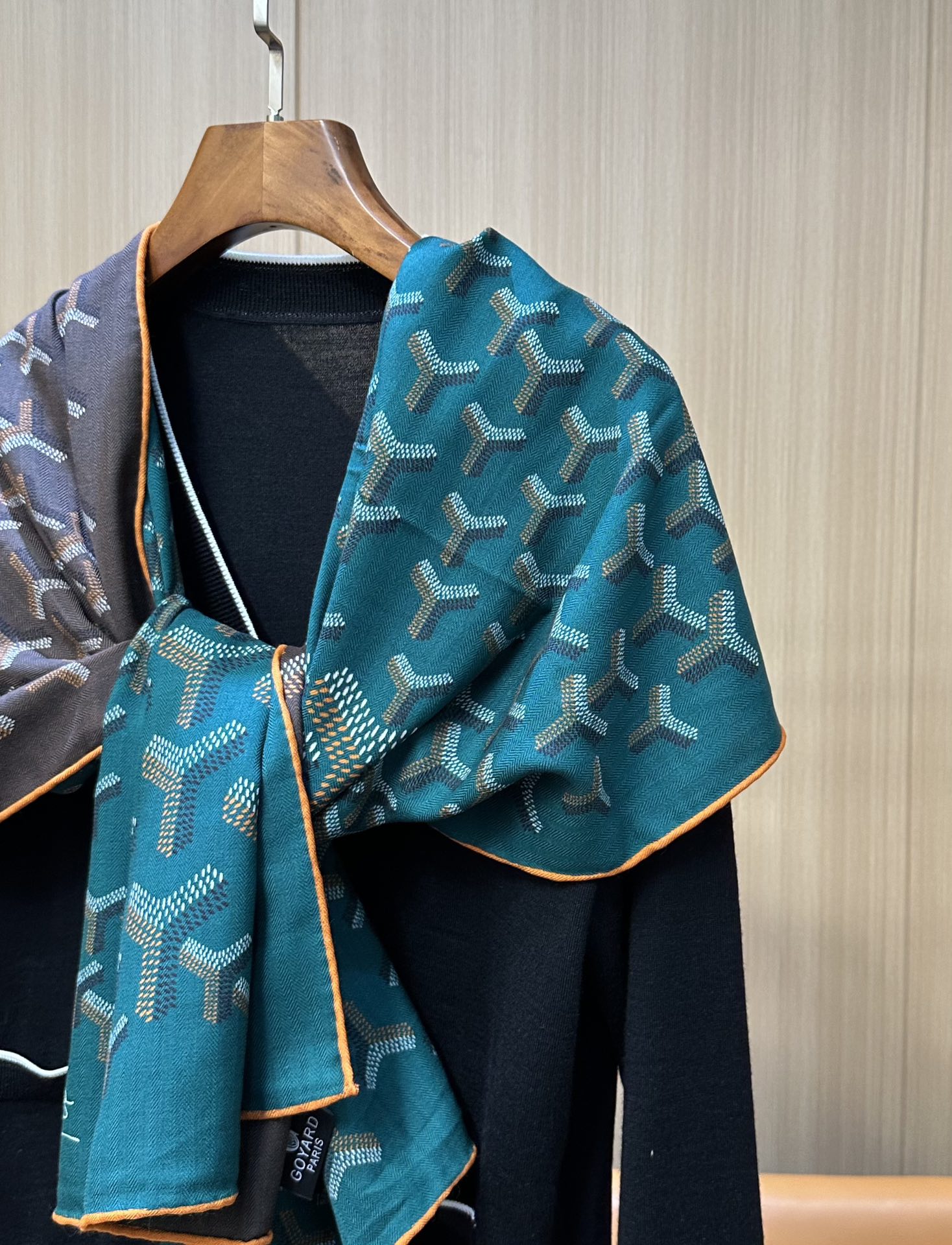 【戈雅】新品 【双层双面两色丝绒长巾 】春季 随意切换造型 小巧又不失优雅的款式 高级时尚又不会过于张扬