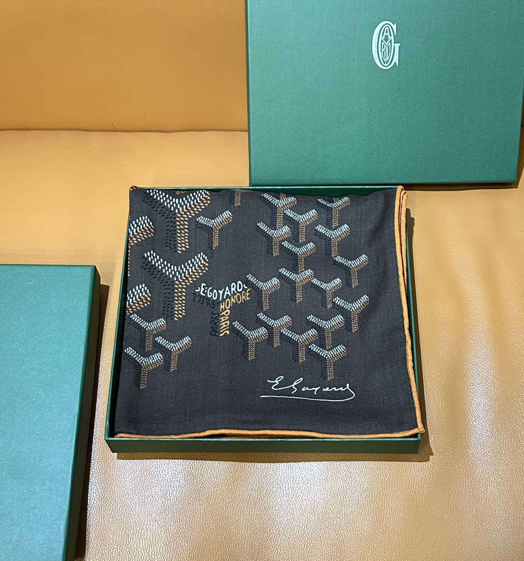 【戈雅】新品 【双层双面两色丝绒长巾 】春季 随意切换造型 小巧又不失优雅的款式 高级时尚又不会过于张扬