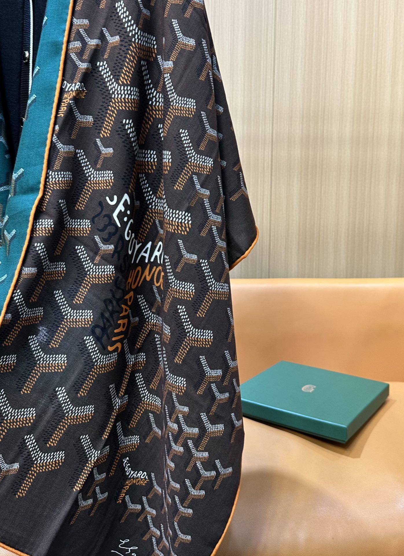 【戈雅】新品 【双层双面两色丝绒长巾 】春季 随意切换造型 小巧又不失优雅的款式 高级时尚又不会过于张扬