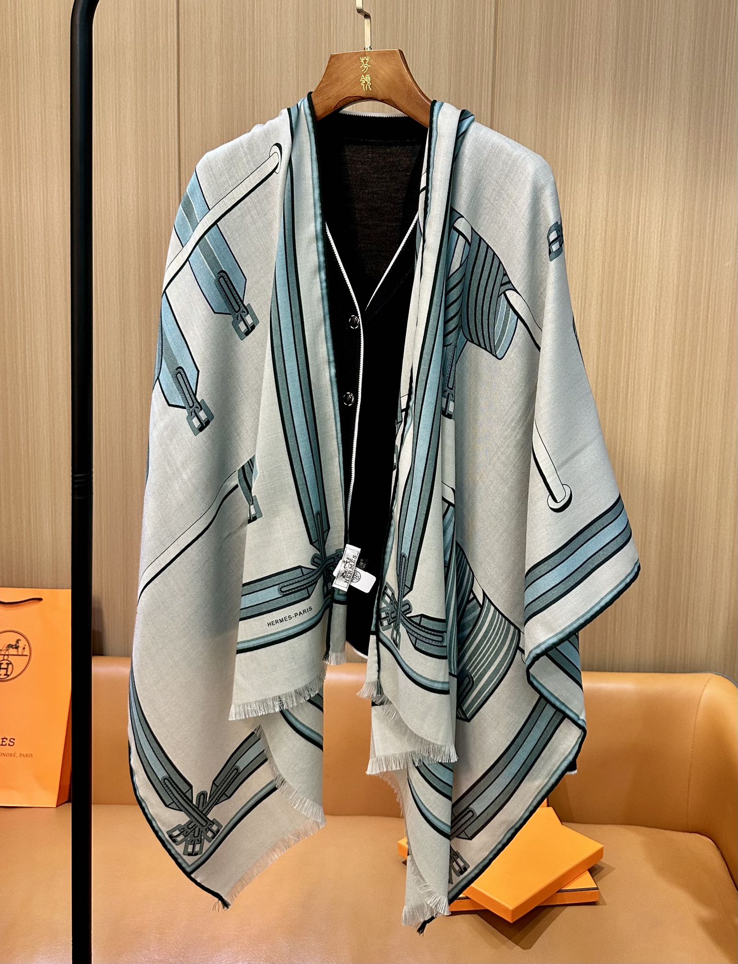 强烈推荐..HERMES 专柜同步上新【马鞍腹带长巾】丝毛长巾，独家高端客供特别渠道，顶级丝羊绒面料。看