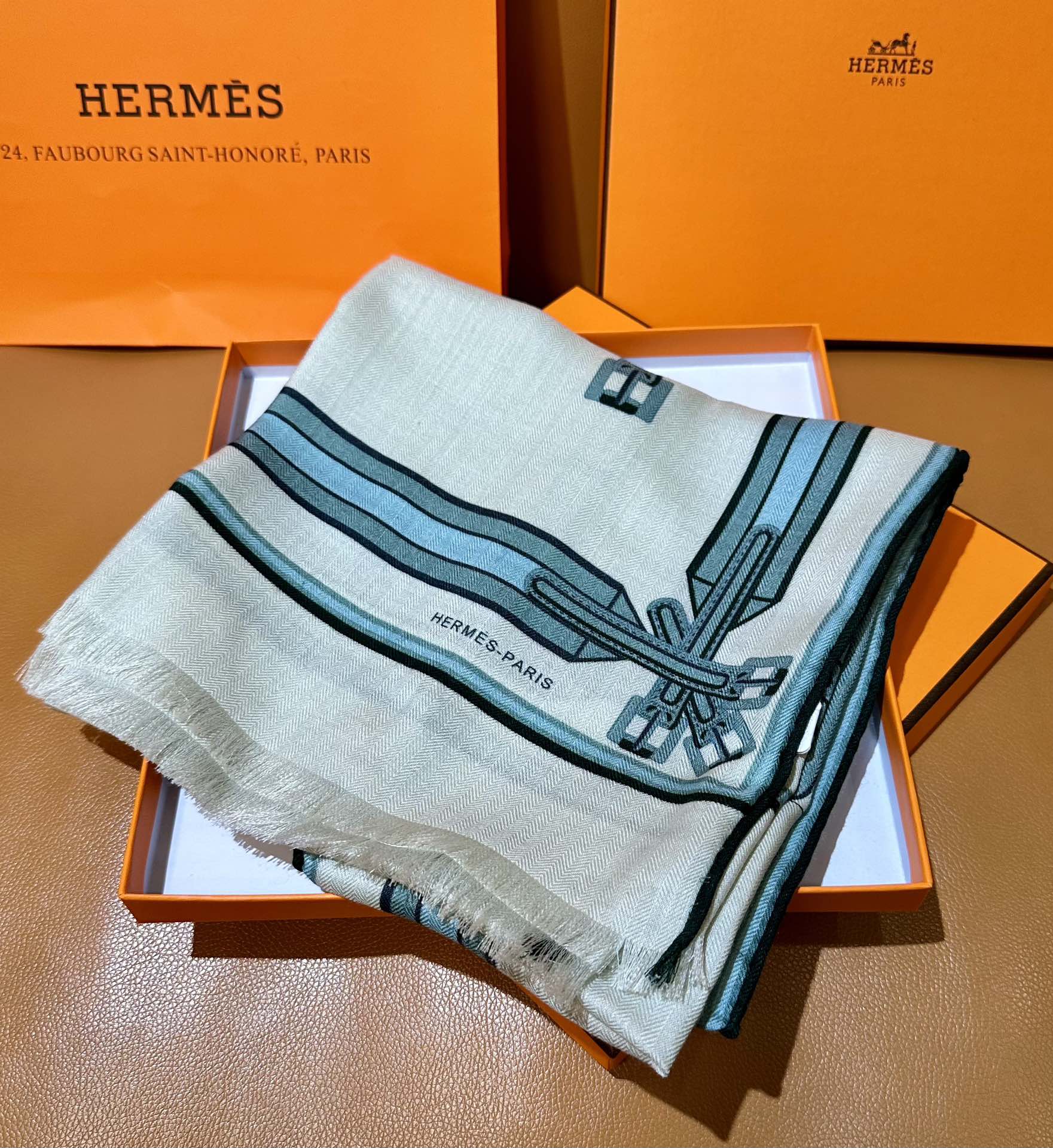 强烈推荐..HERMES 专柜同步上新【马鞍腹带长巾】丝毛长巾，独家高端客供特别渠道，顶级丝羊绒面料。看