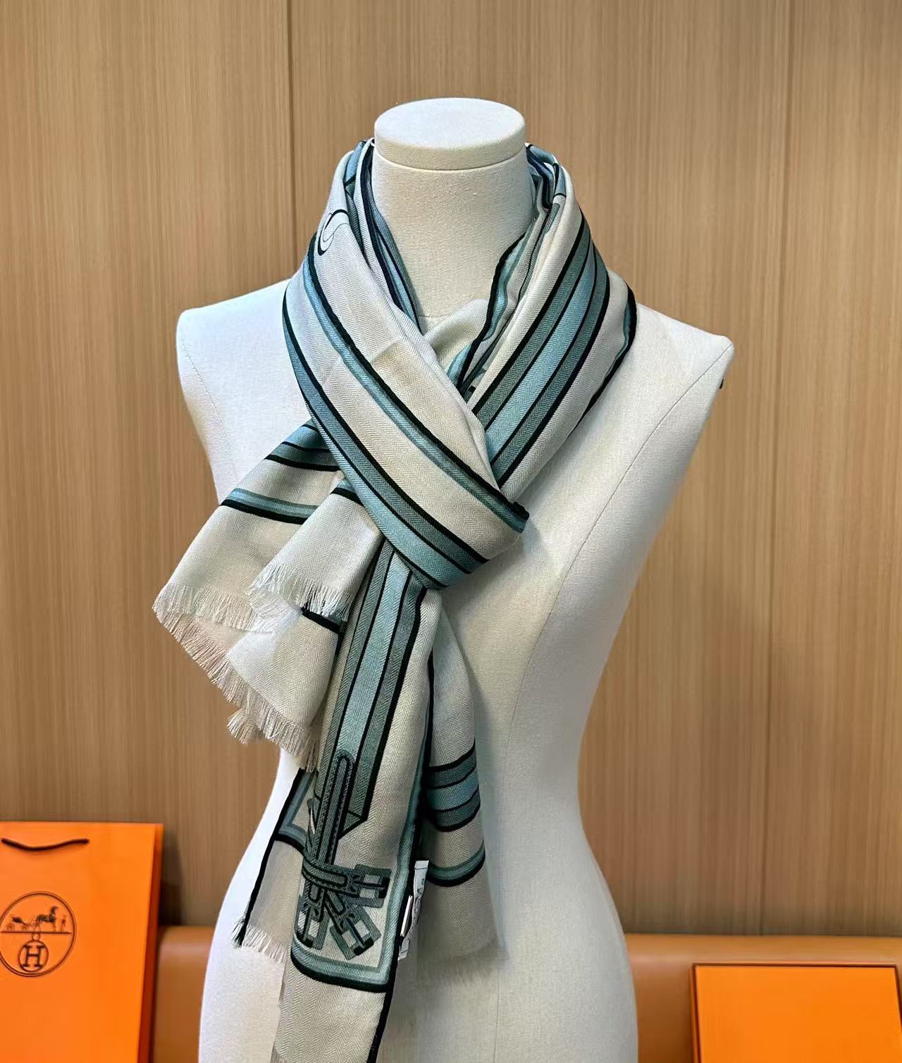 强烈推荐..HERMES 专柜同步上新【马鞍腹带长巾】丝毛长巾，独家高端客供特别渠道，顶级丝羊绒面料。看