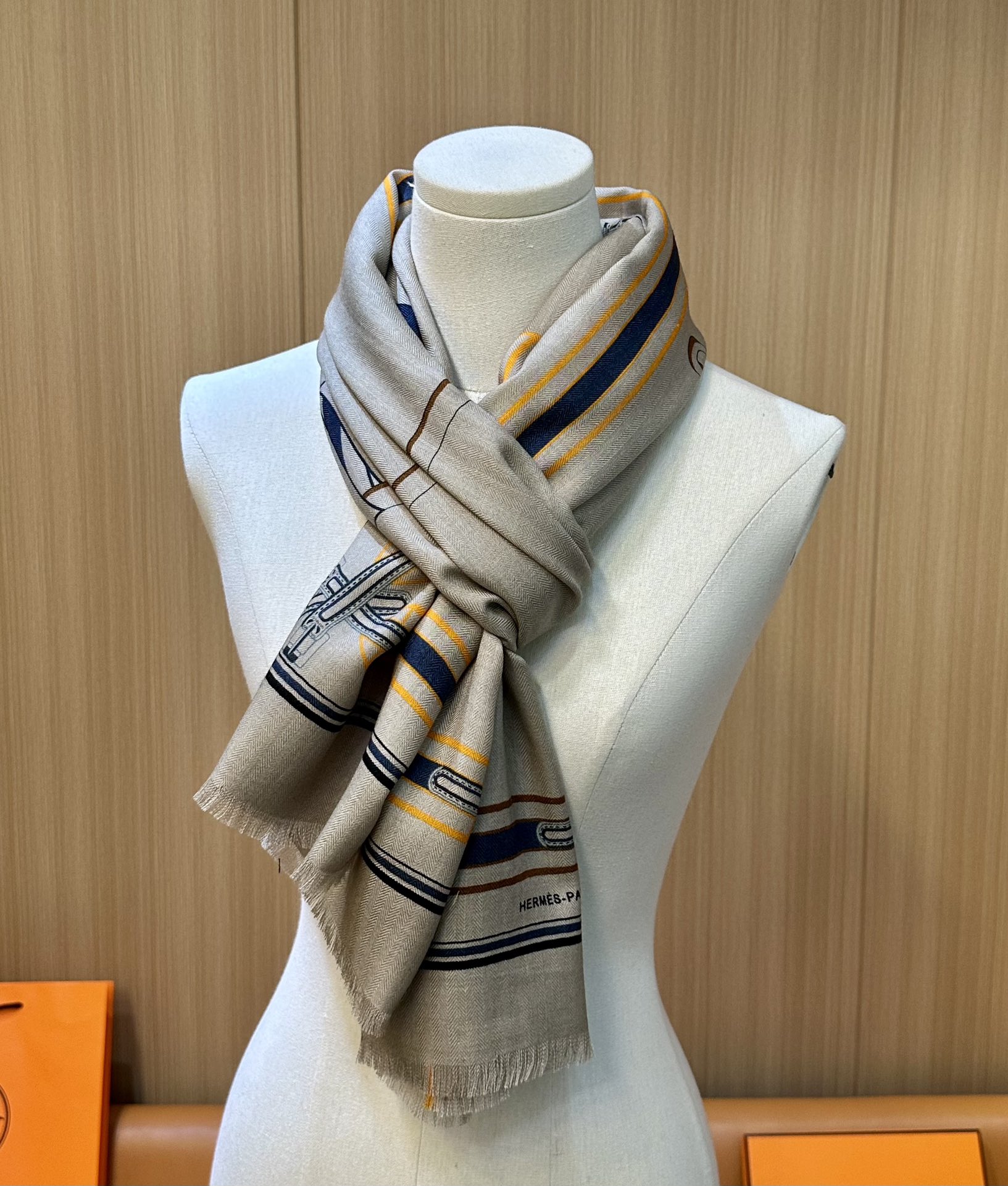 强烈推荐..HERMES 专柜同步上新【马鞍腹带长巾】丝毛长巾，独家高端客供特别渠道，顶级丝羊绒面料。看