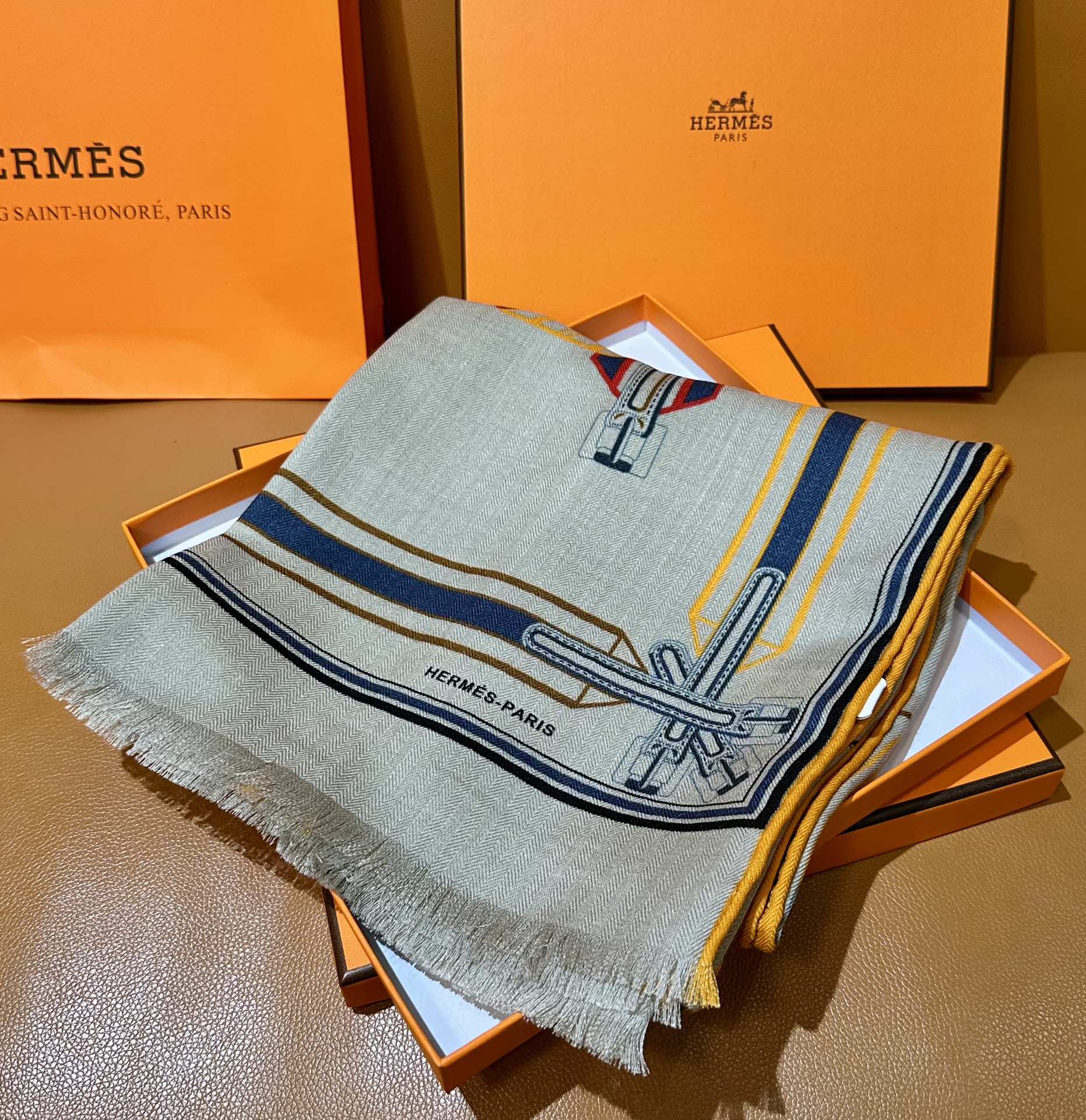 强烈推荐..HERMES 专柜同步上新【马鞍腹带长巾】丝毛长巾，独家高端客供特别渠道，顶级丝羊绒面料。看