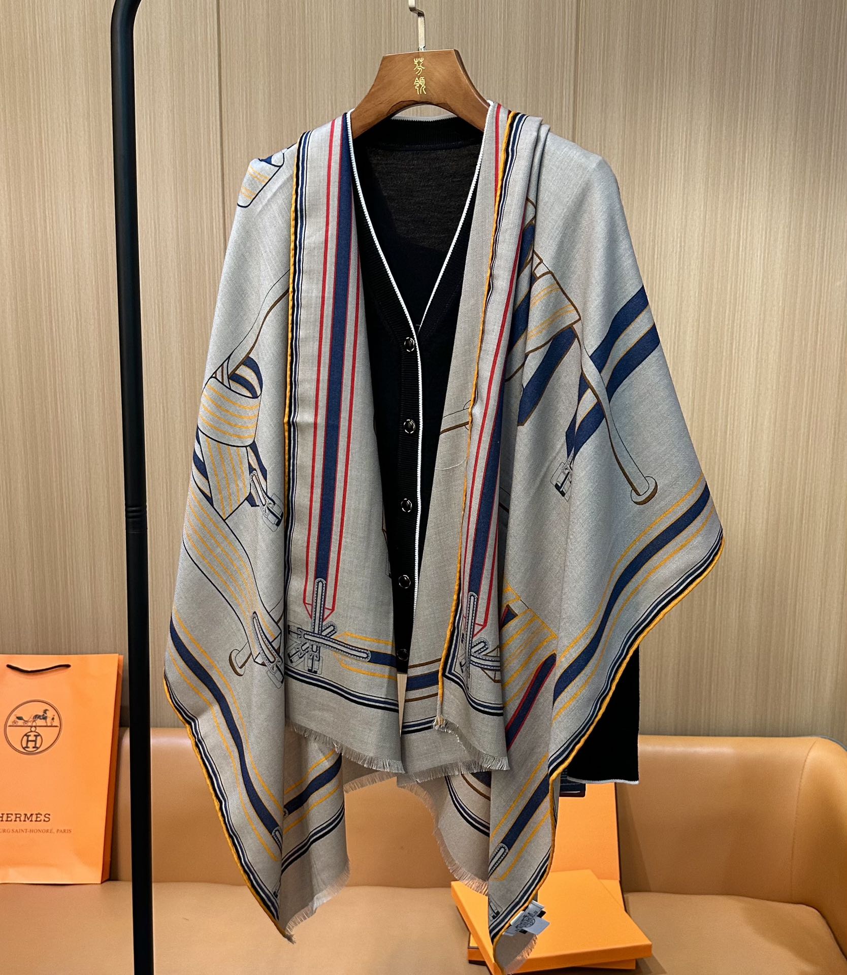 强烈推荐..HERMES 专柜同步上新【马鞍腹带长巾】丝毛长巾，独家高端客供特别渠道，顶级丝羊绒面料。看