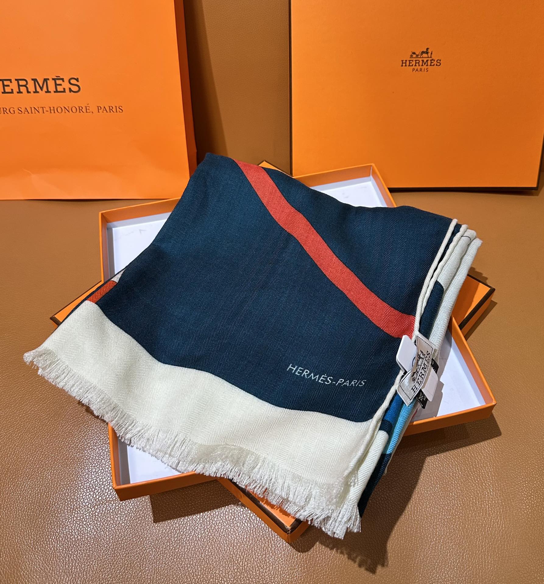 【双面同色】尽显品质

品名：ToP DePart长方形丝巾

面料：丝羊绒

尺寸：63*180