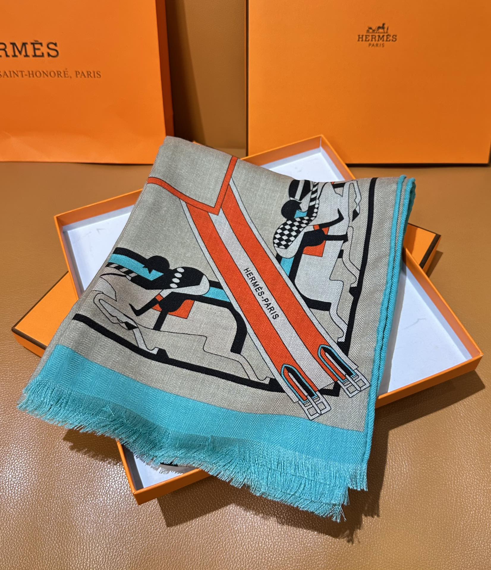 重磅来袭❤️ 强烈推荐🧱
Hermes  丝绒长巾 【高端双面同色】