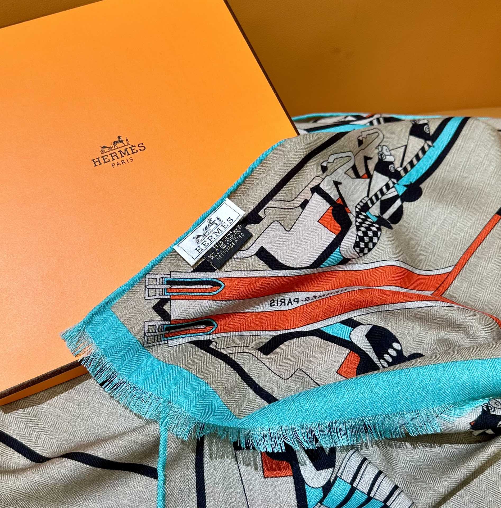 重磅来袭❤️ 强烈推荐🧱
Hermes  丝绒长巾 【高端双面同色】