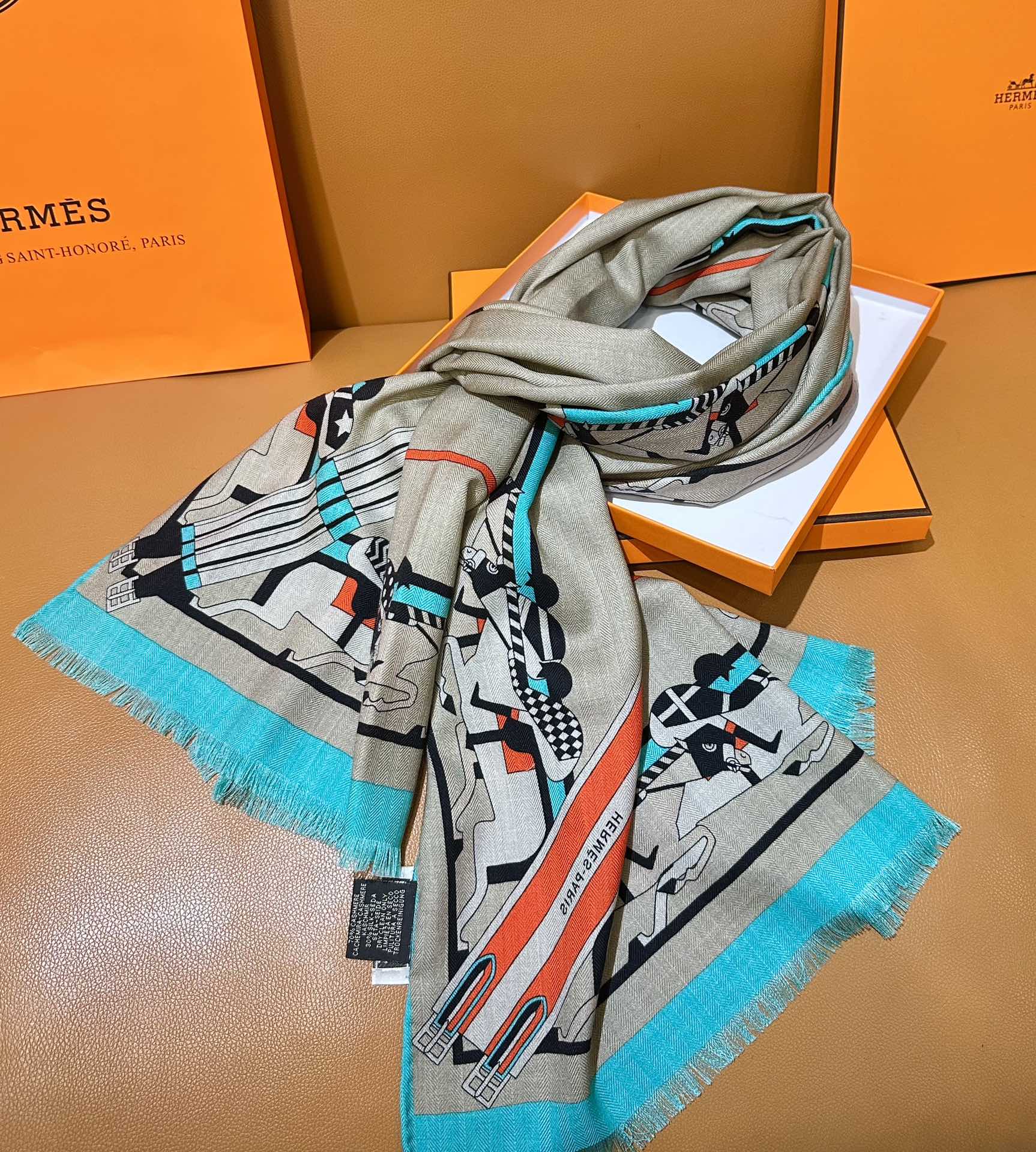 重磅来袭❤️ 强烈推荐🧱
Hermes  丝绒长巾 【高端双面同色】