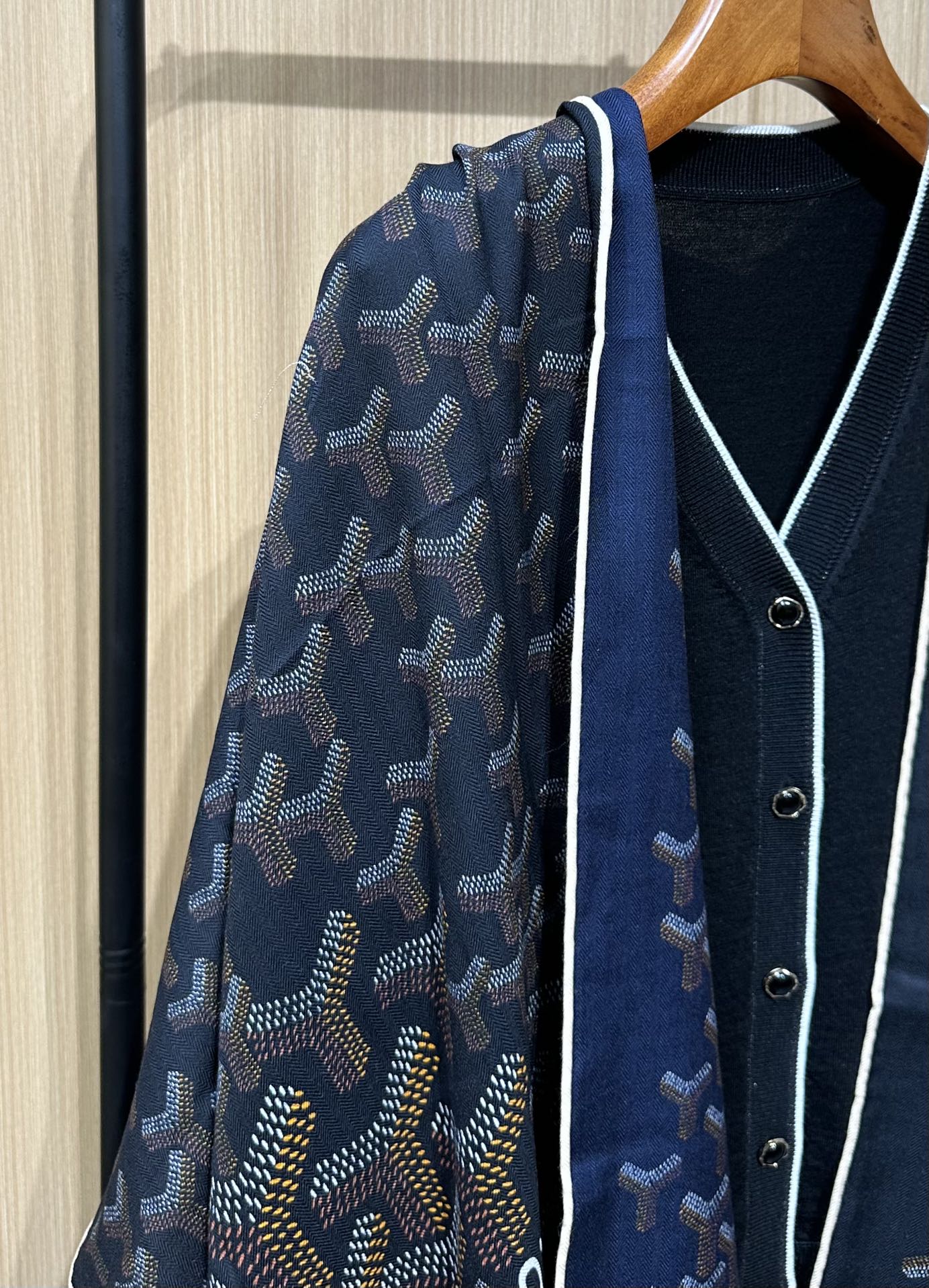 【戈雅】新品 【双层双面两色丝绒长巾 】春季 随意切换造型 小巧又不失优雅的款式 高级时尚又不会过于张扬