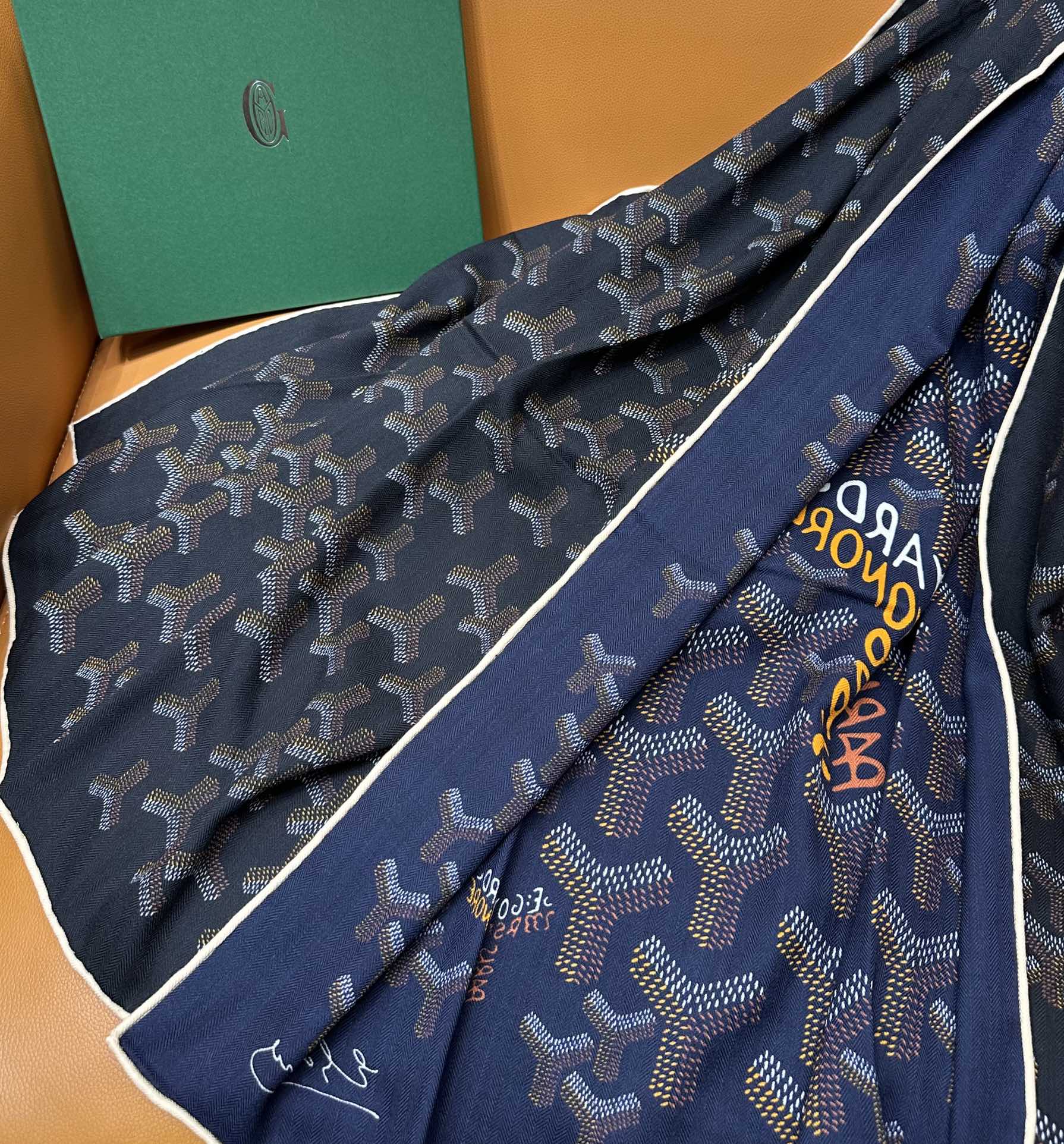 【戈雅】新品 【双层双面两色丝绒长巾 】春季 随意切换造型 小巧又不失优雅的款式 高级时尚又不会过于张扬