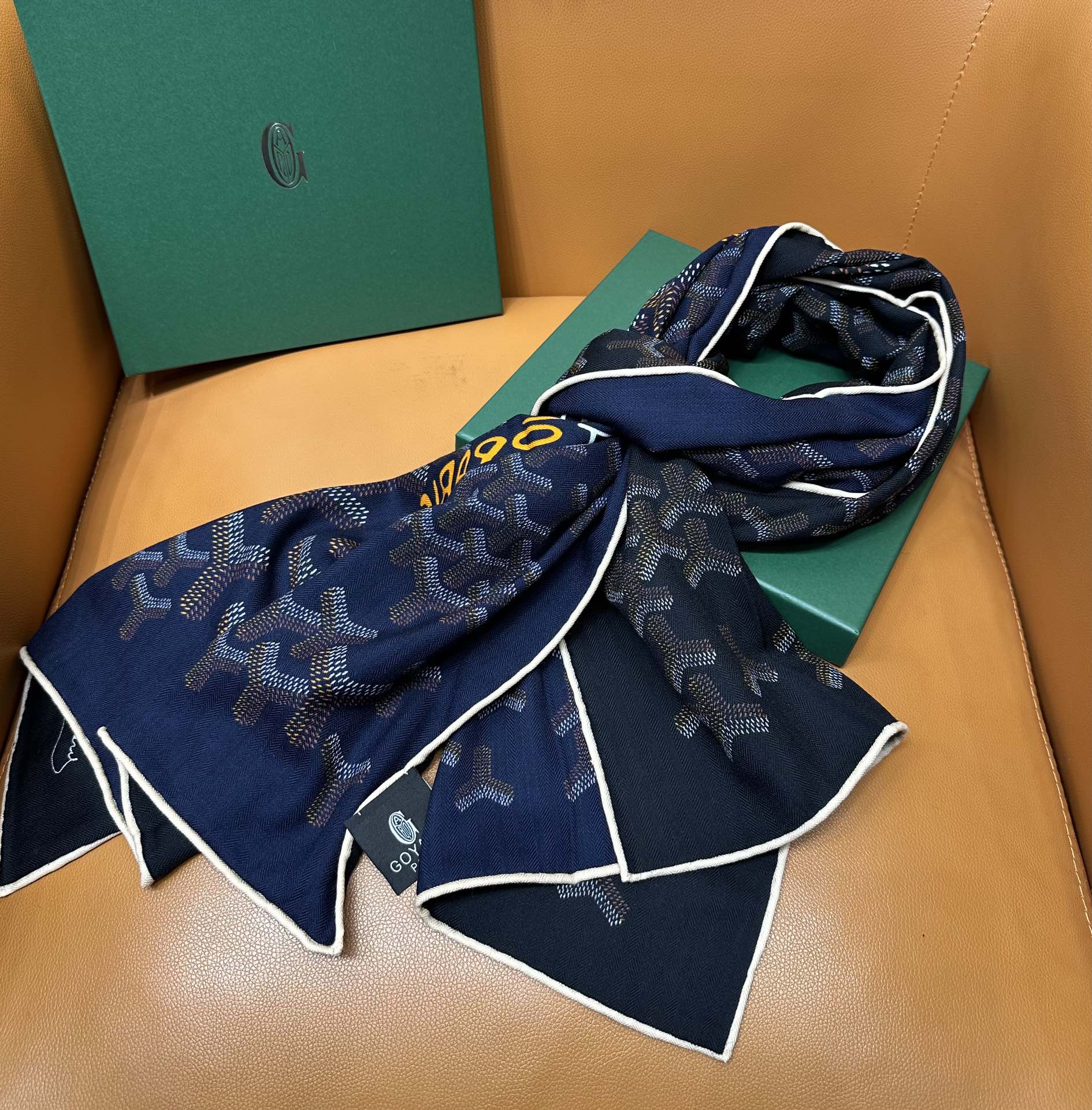 【戈雅】新品 【双层双面两色丝绒长巾 】春季 随意切换造型 小巧又不失优雅的款式 高级时尚又不会过于张扬