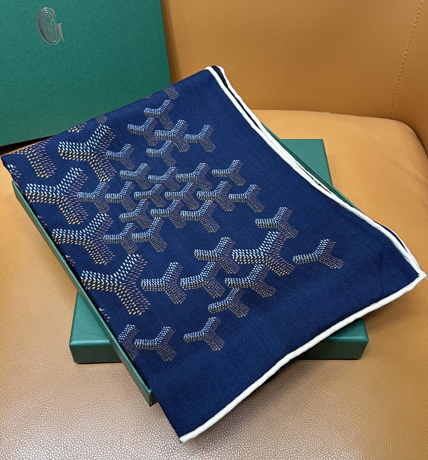 【戈雅】新品 【双层双面两色丝绒长巾 】春季 随意切换造型 小巧又不失优雅的款式 高级时尚又不会过于张扬