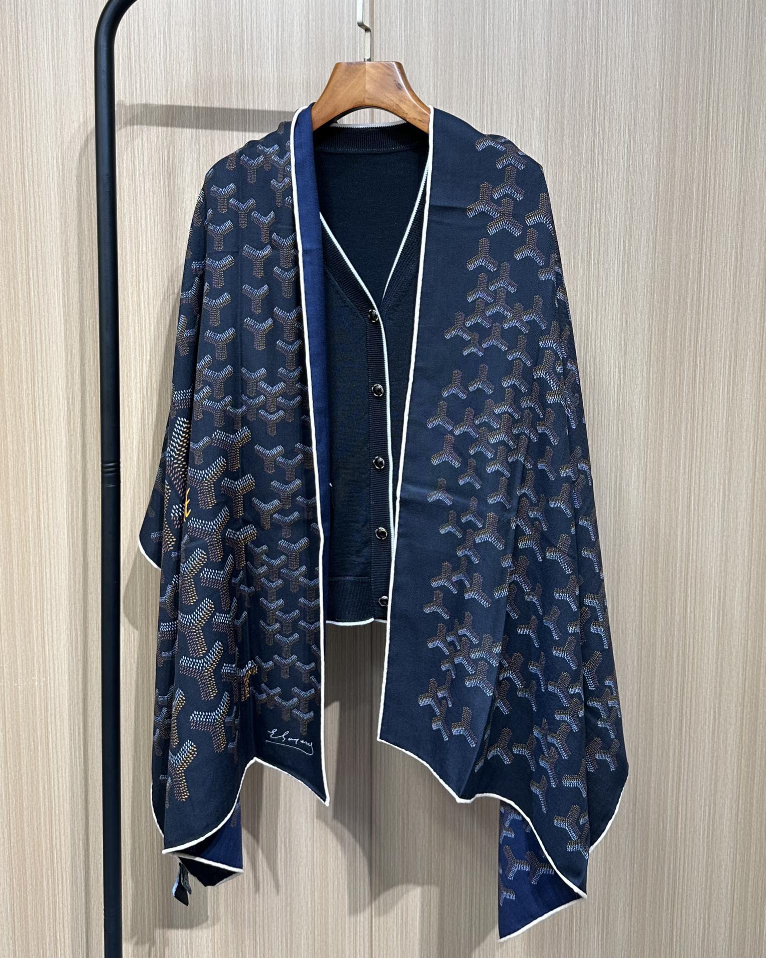 【戈雅】新品 【双层双面两色丝绒长巾 】春季 随意切换造型 小巧又不失优雅的款式 高级时尚又不会过于张扬