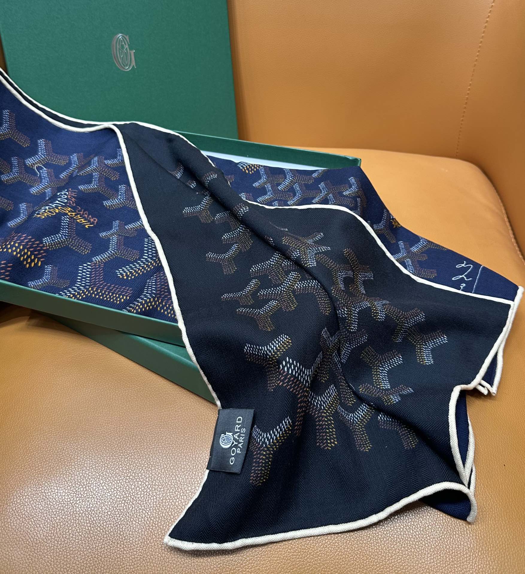 【戈雅】新品 【双层双面两色丝绒长巾 】春季 随意切换造型 小巧又不失优雅的款式 高级时尚又不会过于张扬