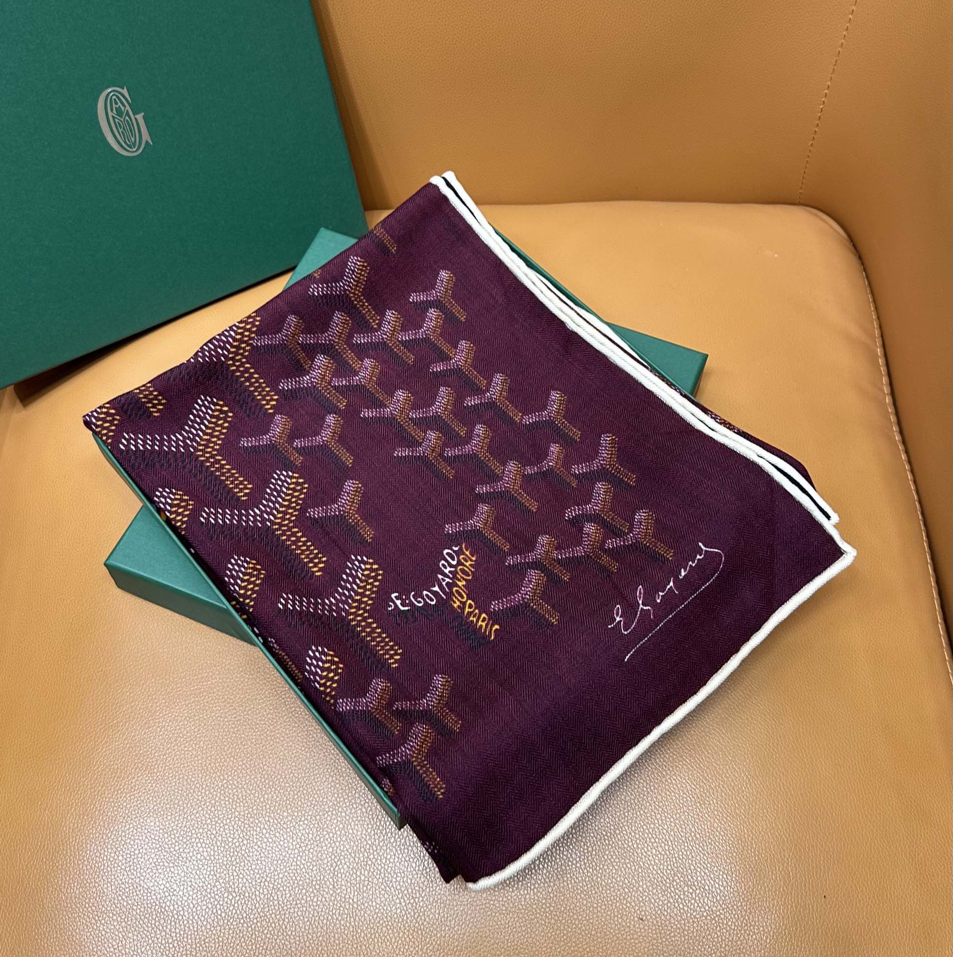 【戈雅】新品 【双层双面两色丝绒长巾 】春季 随意切换造型 小巧又不失优雅的款式 高级时尚又不会过于张扬