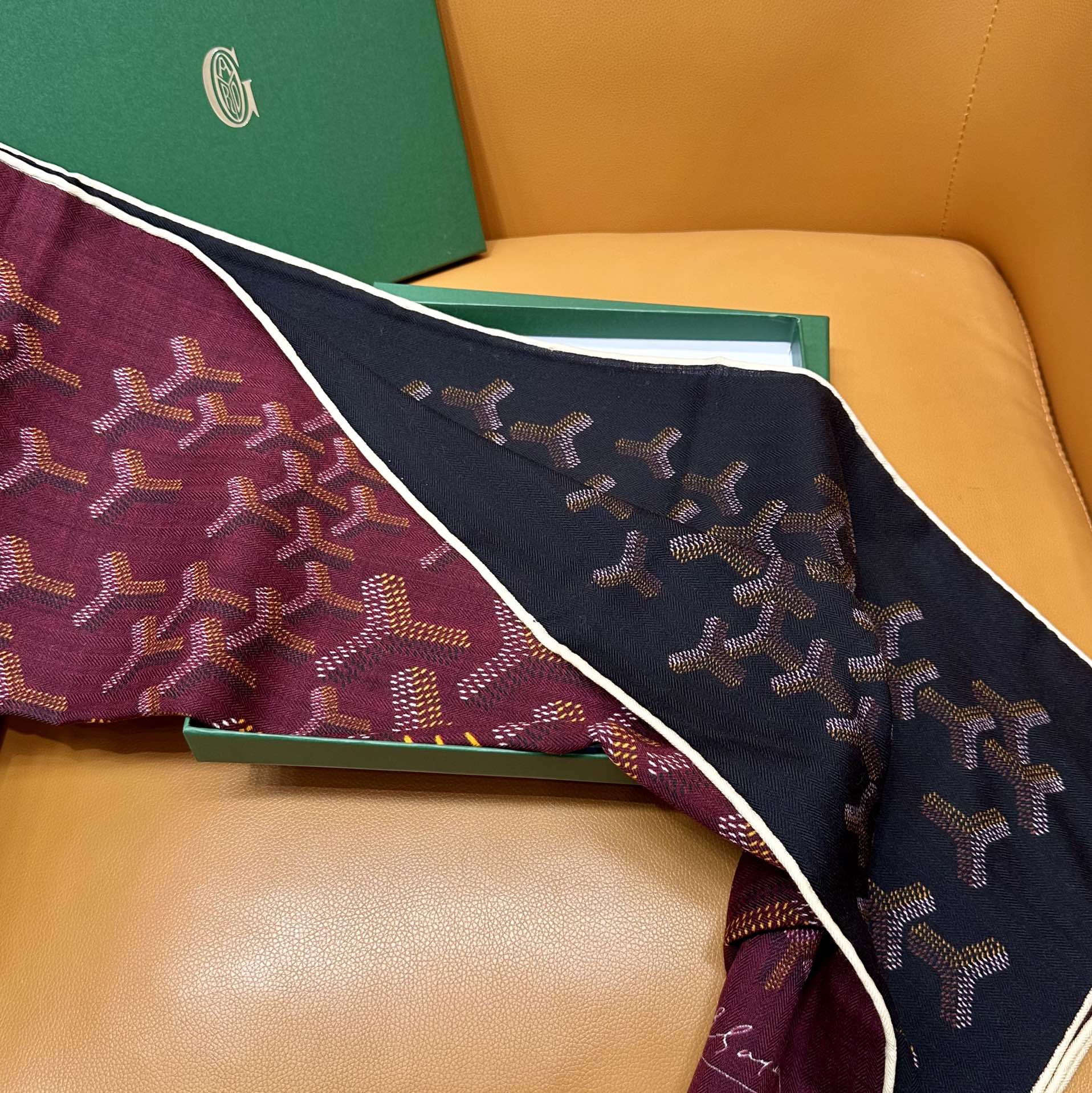 【戈雅】新品 【双层双面两色丝绒长巾 】春季 随意切换造型 小巧又不失优雅的款式 高级时尚又不会过于张扬