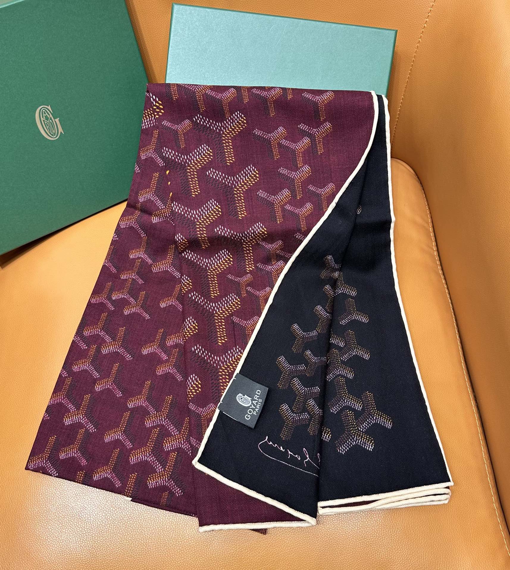 【戈雅】新品 【双层双面两色丝绒长巾 】春季 随意切换造型 小巧又不失优雅的款式 高级时尚又不会过于张扬