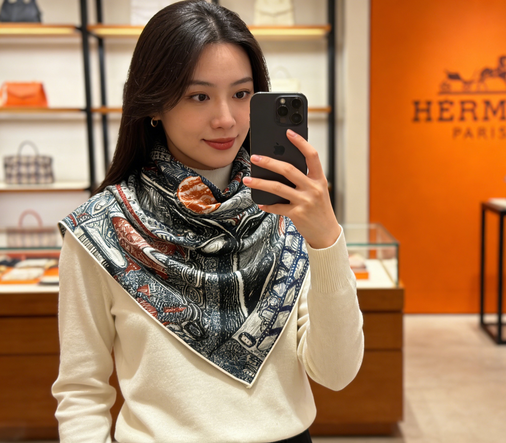 顶级丝绒双面，手工卷边丝绒双面方巾（30%真丝70%羊绒）丝绒双面印花方巾！ 尺寸：140*140厘米 